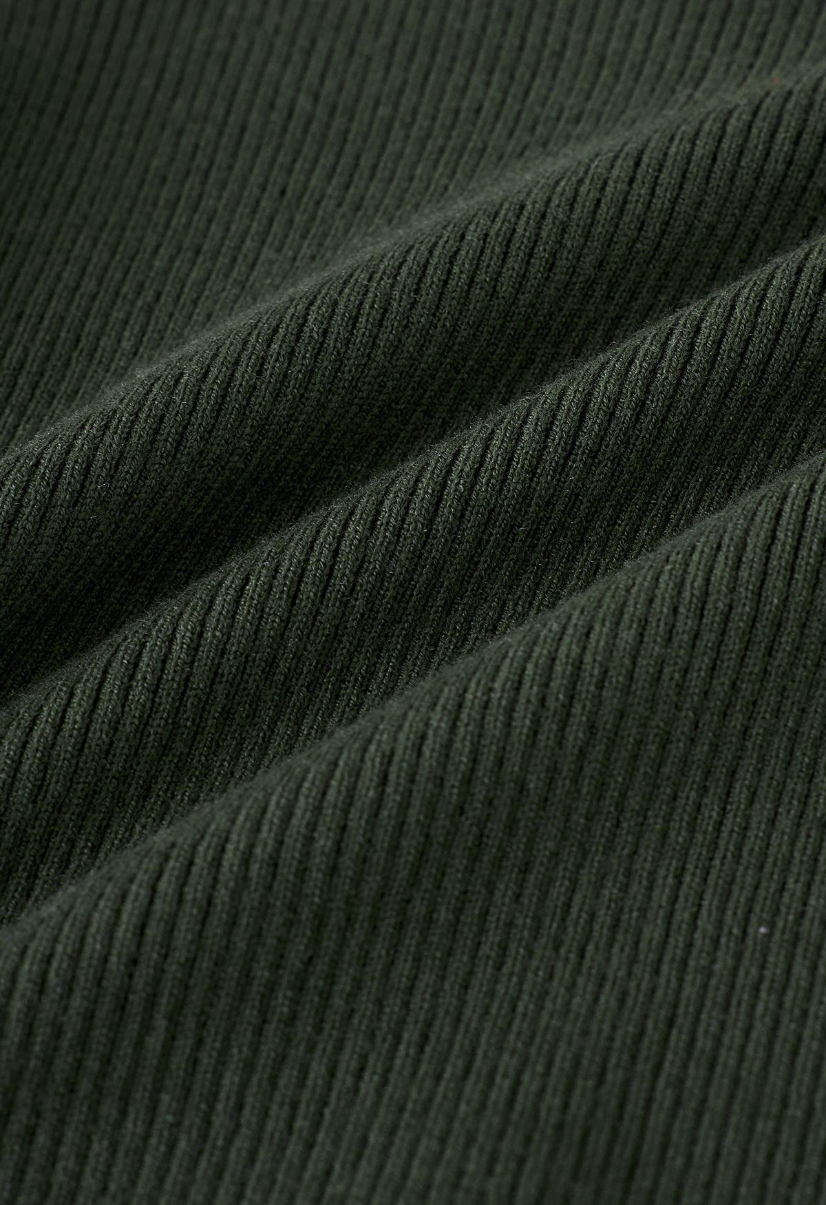 Top de punto con mangas superpuestas de malla y cuello alto en verde militar