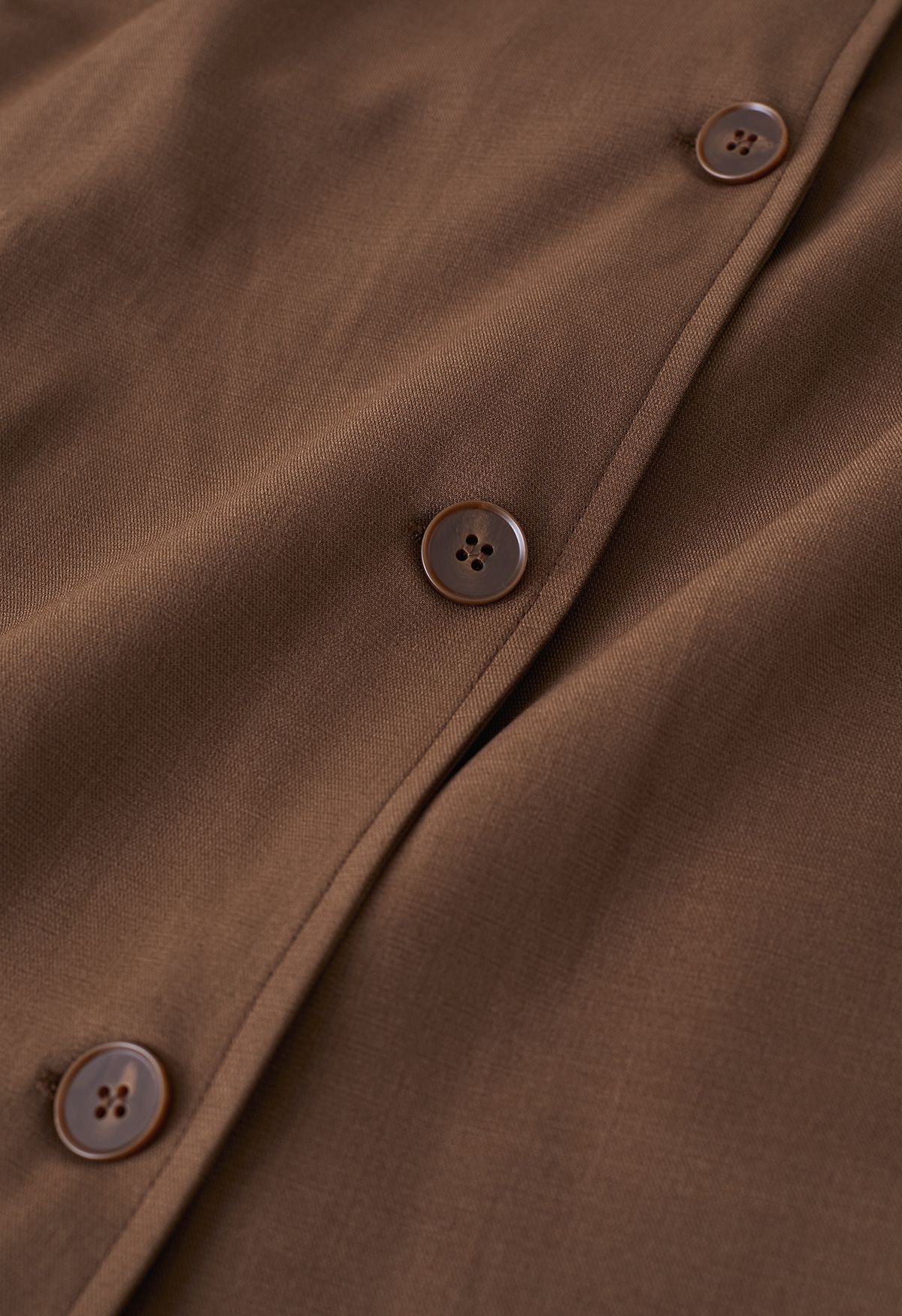 Gabardina con cinturón y botonadura sencilla en marrón