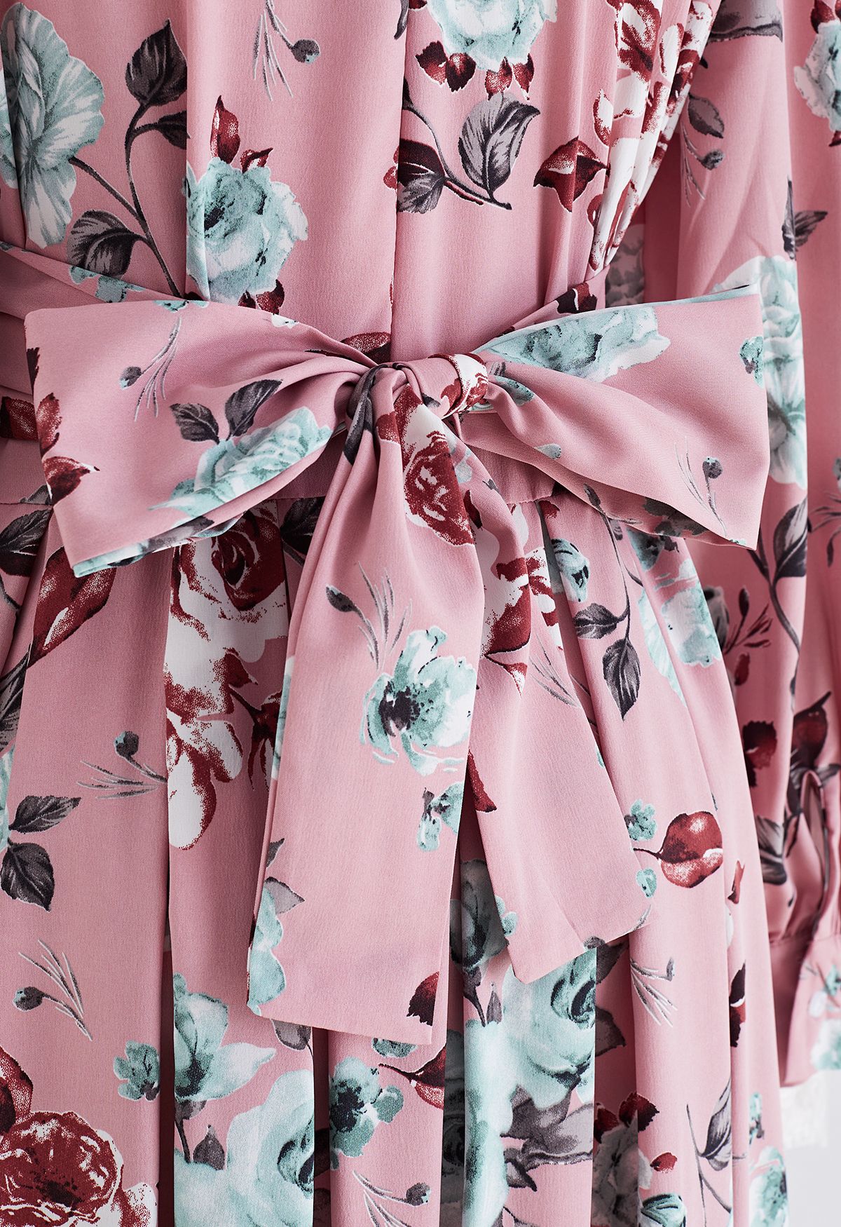 Vestido midi plisado con lazo en la cintura y peonía de Abundant en rosa