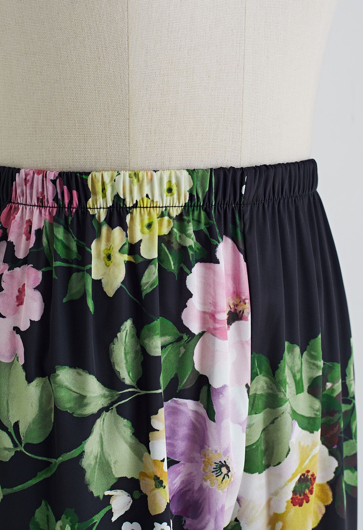 Conjunto de pijama de dos piezas con varios estampados de flores en negro