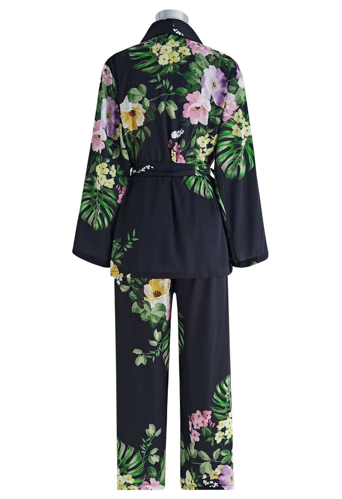 Conjunto de pijama de dos piezas con varios estampados de flores en negro
