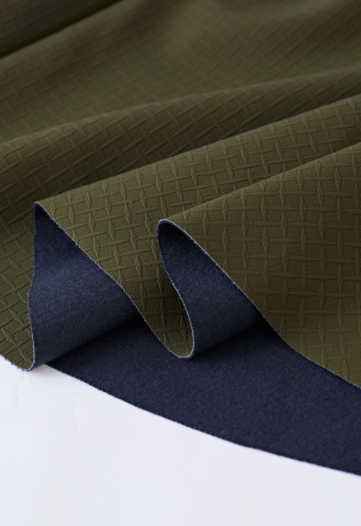 Falda midi verde militar de piel sintética con textura