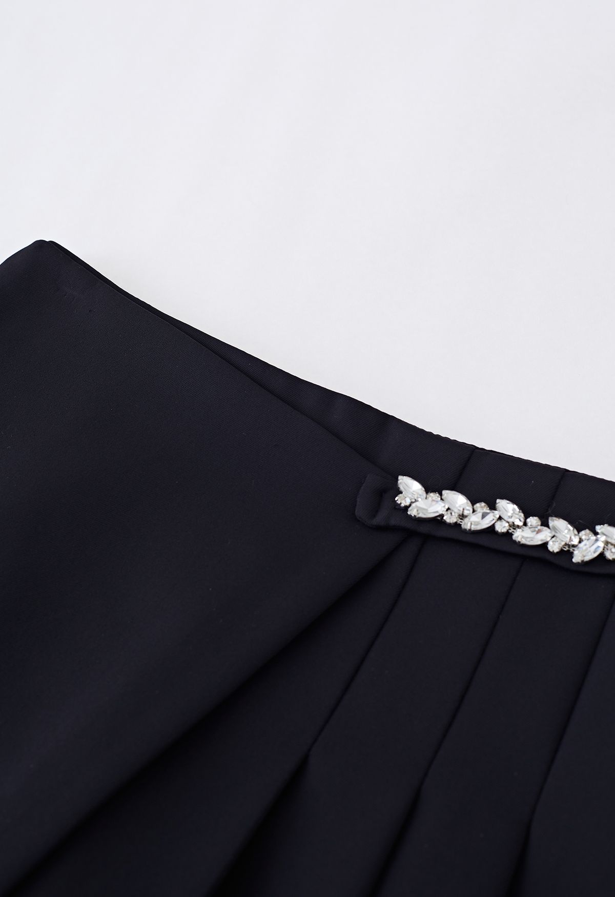 Minifalda con solapa plisada y decoración de diamantes de imitación