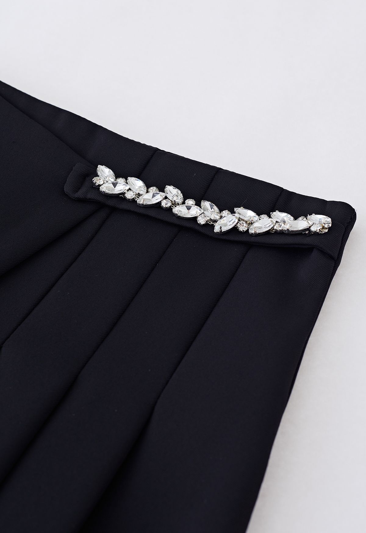Minifalda con solapa plisada y decoración de diamantes de imitación