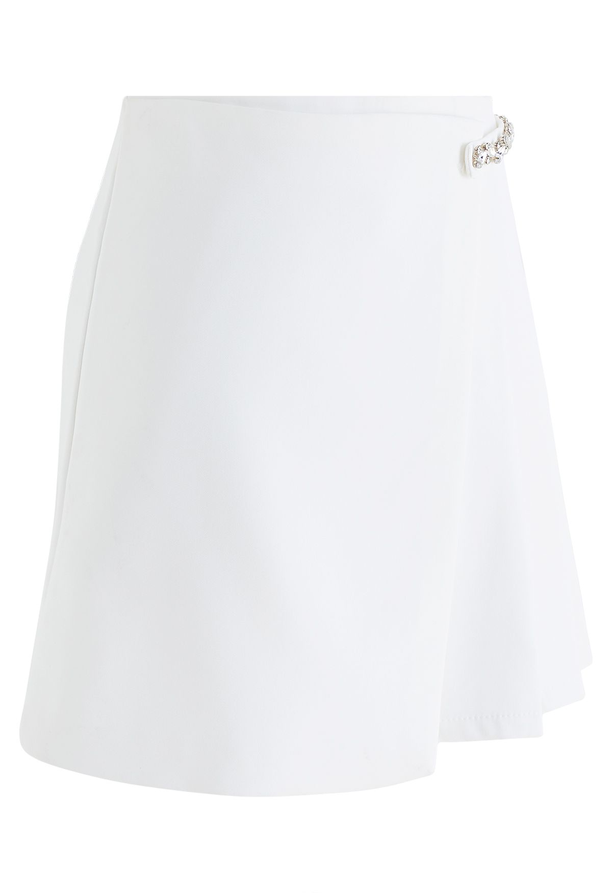 Minifalda con solapa plisada y decoración de diamantes de imitación en blanco
