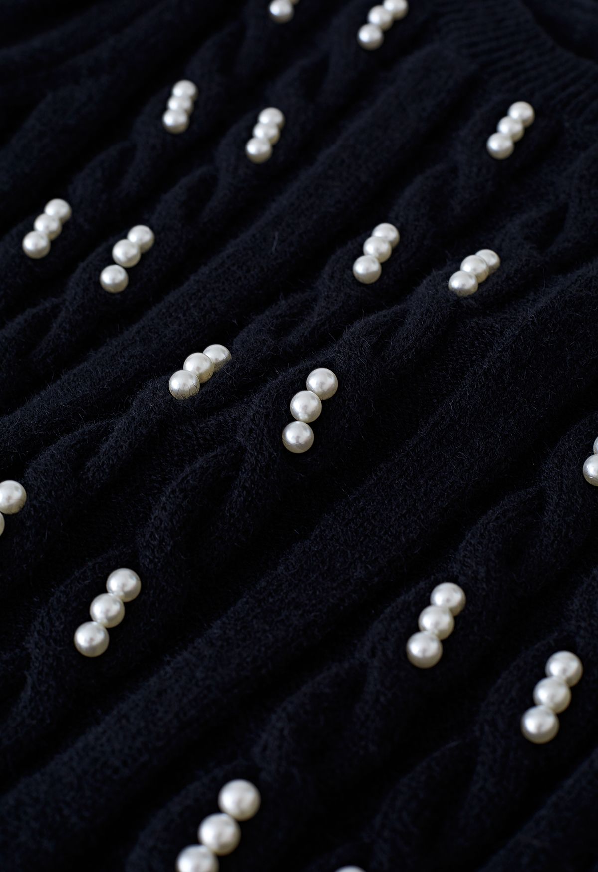 Top de punto trenzado adornado con perlas en negro