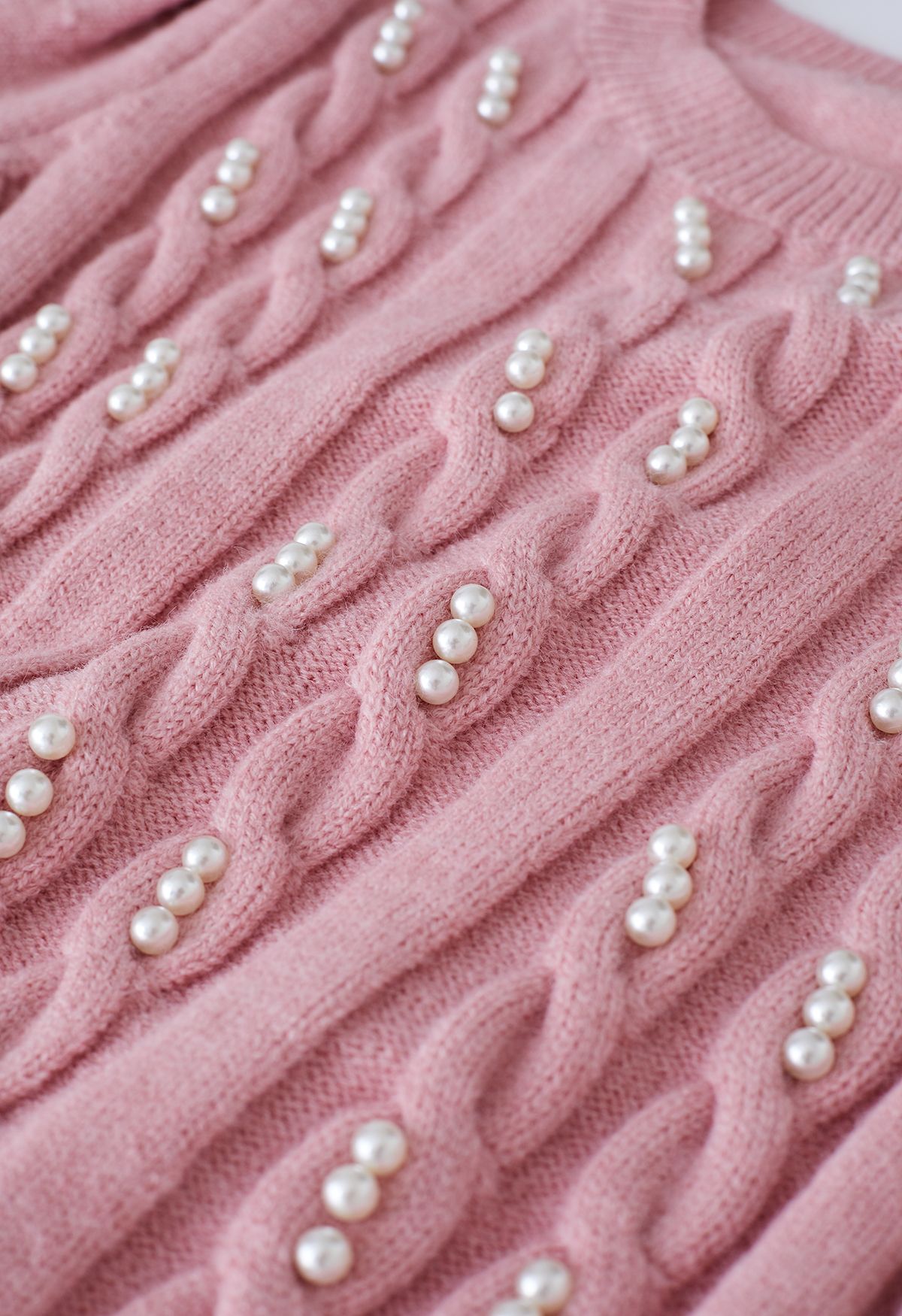Top de punto trenzado adornado con perlas en rosa