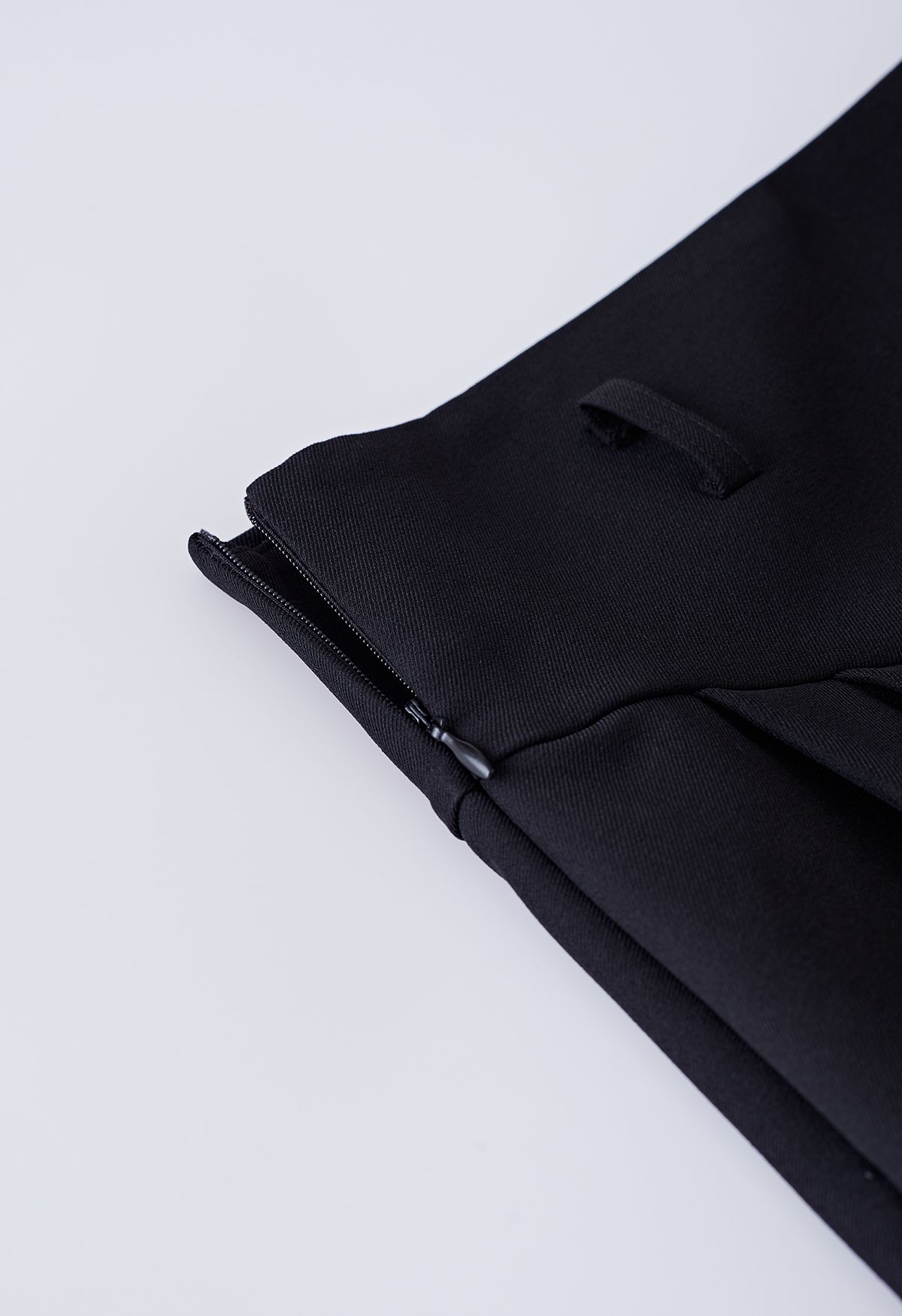 Minifalda plisada con cinturón y detalle de costuras en negro