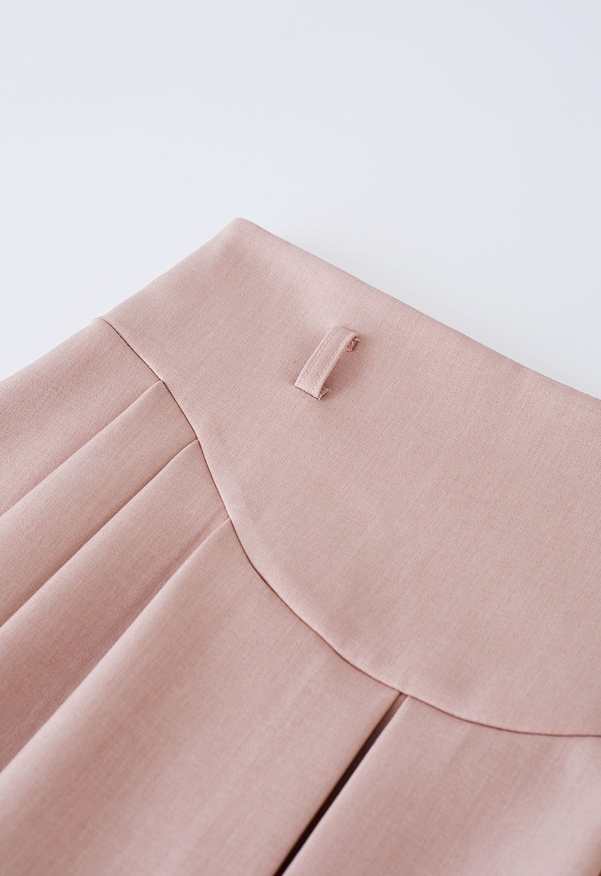 Minifalda plisada con cinturón y detalle de costuras en rosa