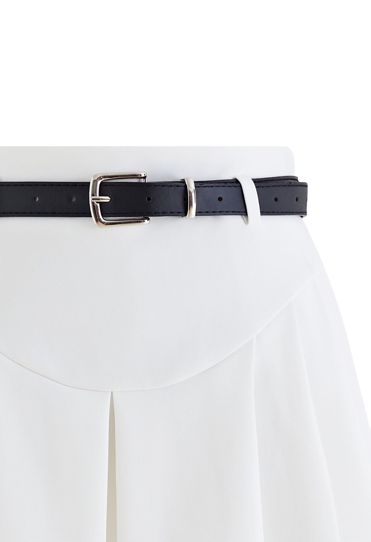 Minifalda plisada con cinturón y detalle de costuras en blanco
