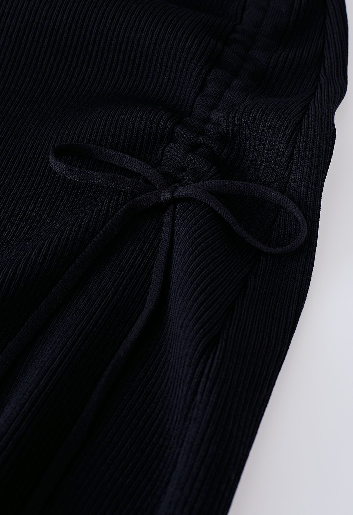 Vestido ajustado de punto con hombros descubiertos y mangas transparentes en negro