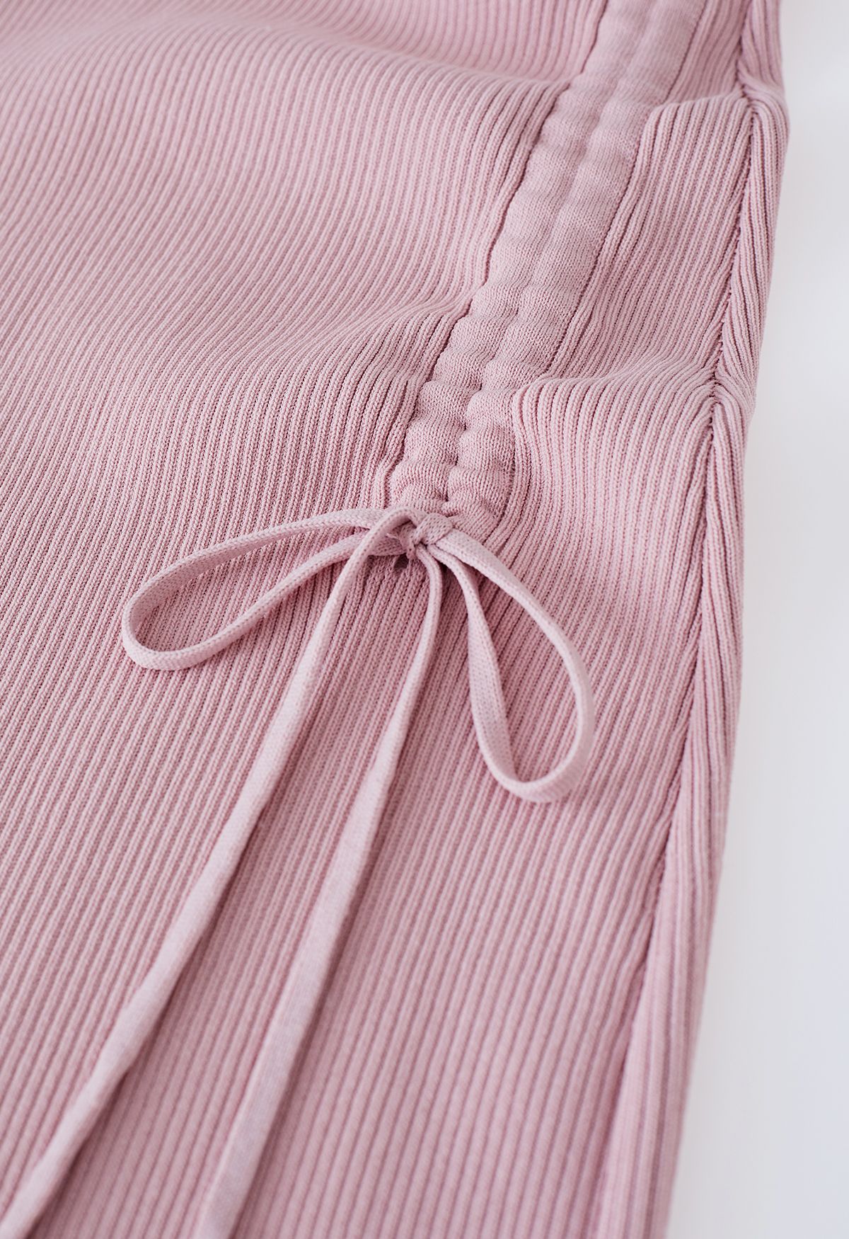 Vestido ajustado de punto con hombros descubiertos y mangas transparentes en rosa