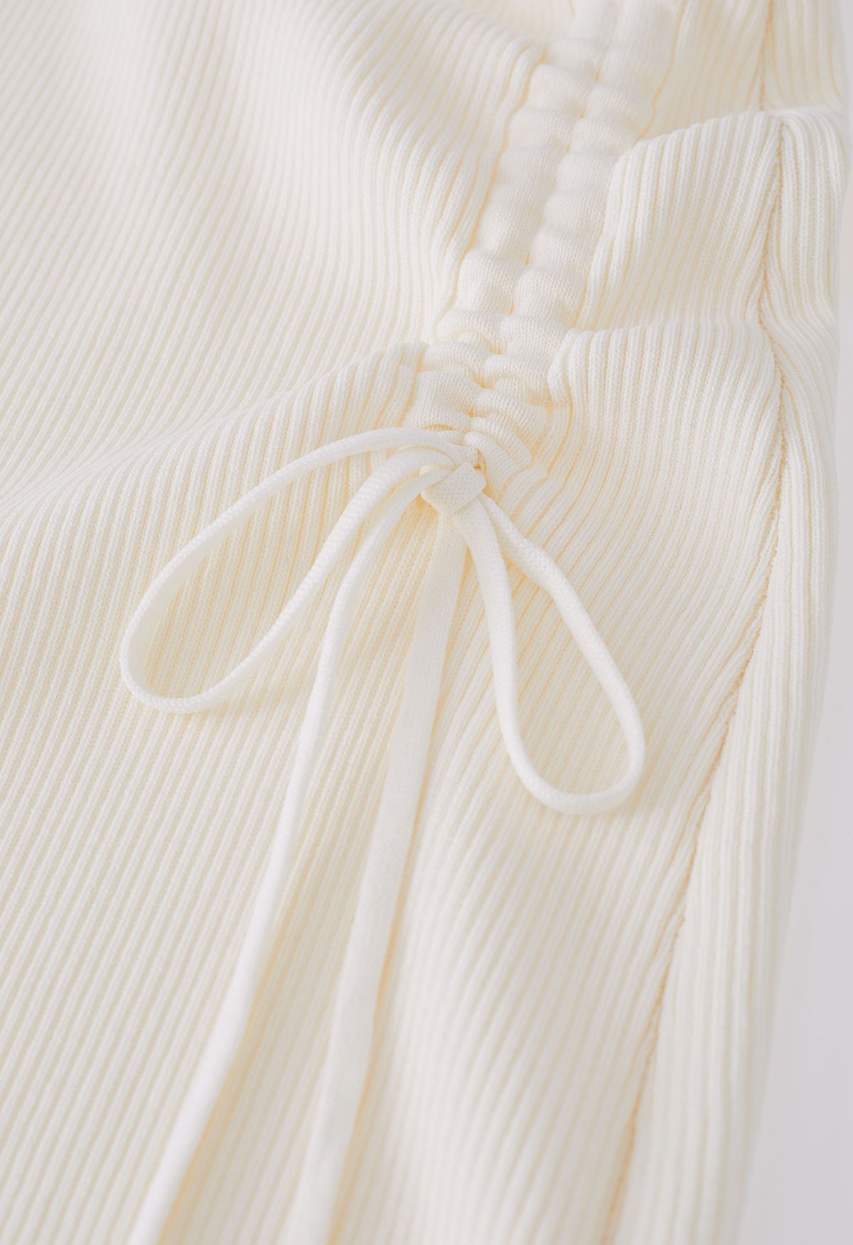 Vestido ajustado de punto con hombros descubiertos y mangas transparentes en color crema