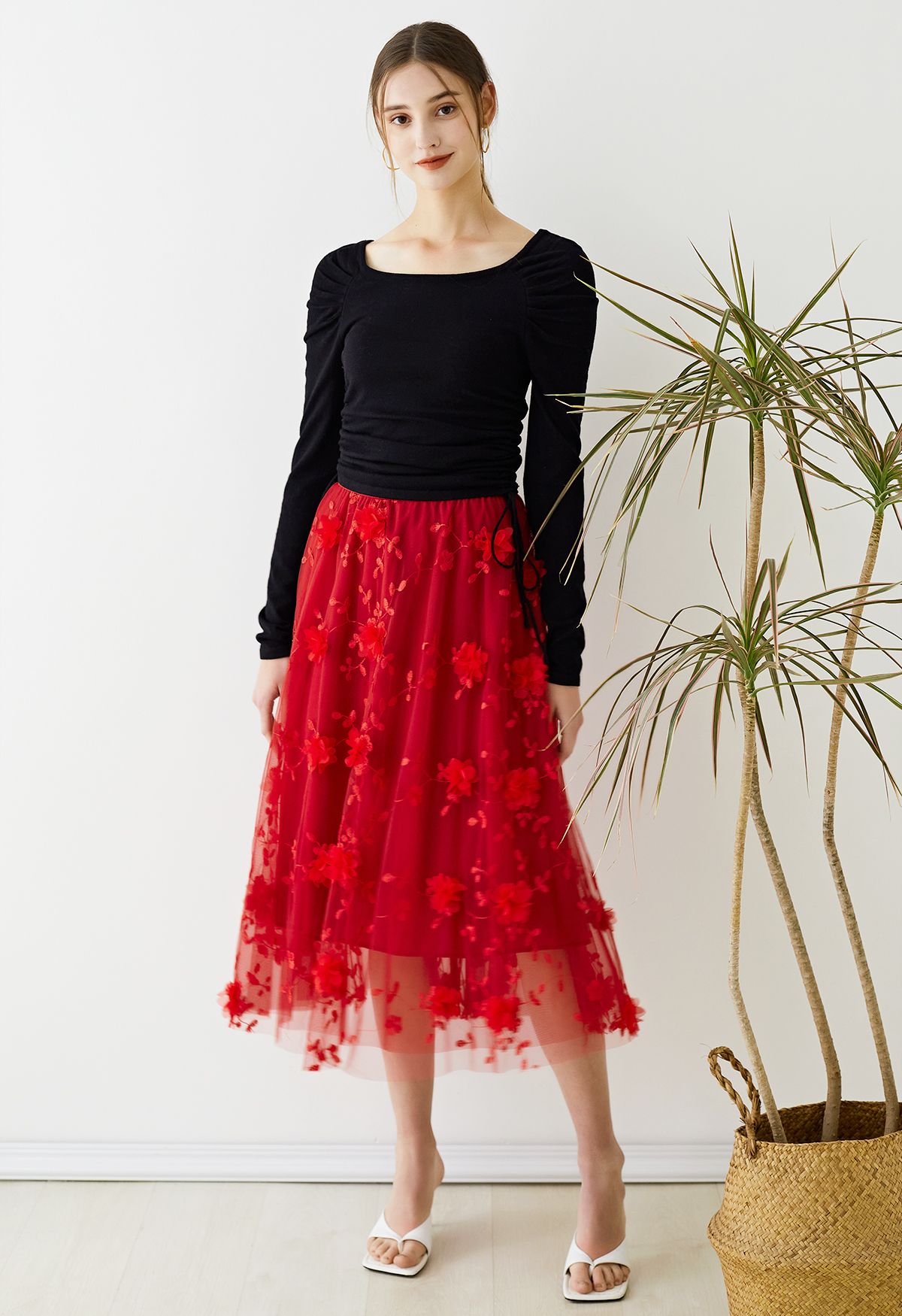 Falda midi de tul con bordado de flores de malla 3D en rojo