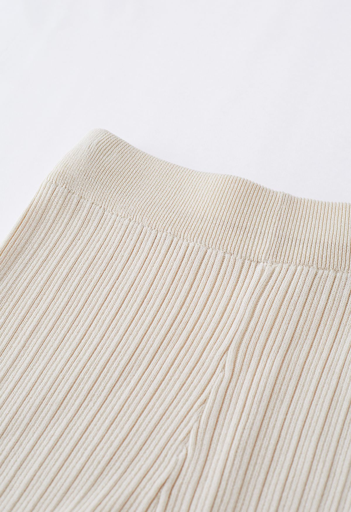 Conjunto de pantalón y top de punto con cordón en la manga en color crema