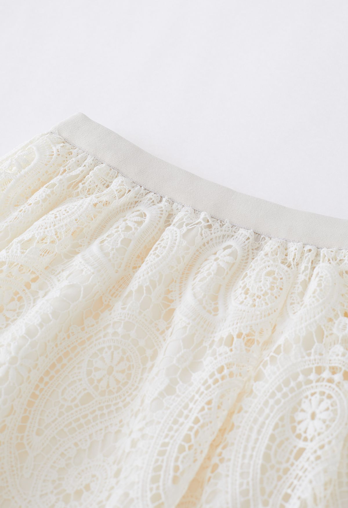Elegante falda midi de ganchillo de Paisley en color crema