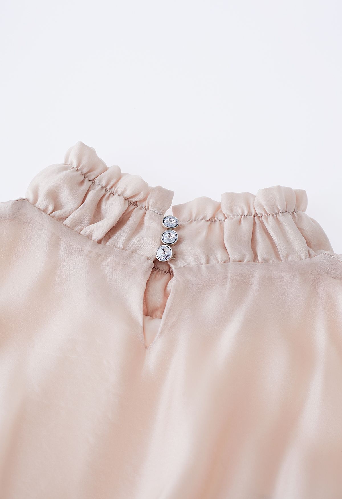Precioso vestido con volantes de malla transparente con cuello de lazo en color albaricoque