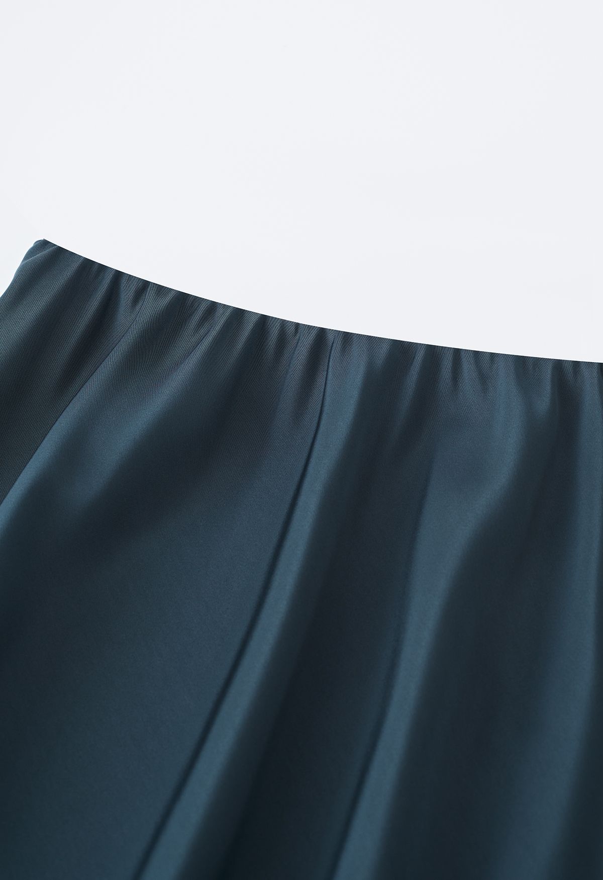 Falda larga de satén con dobladillo ventilado en azul polvoriento