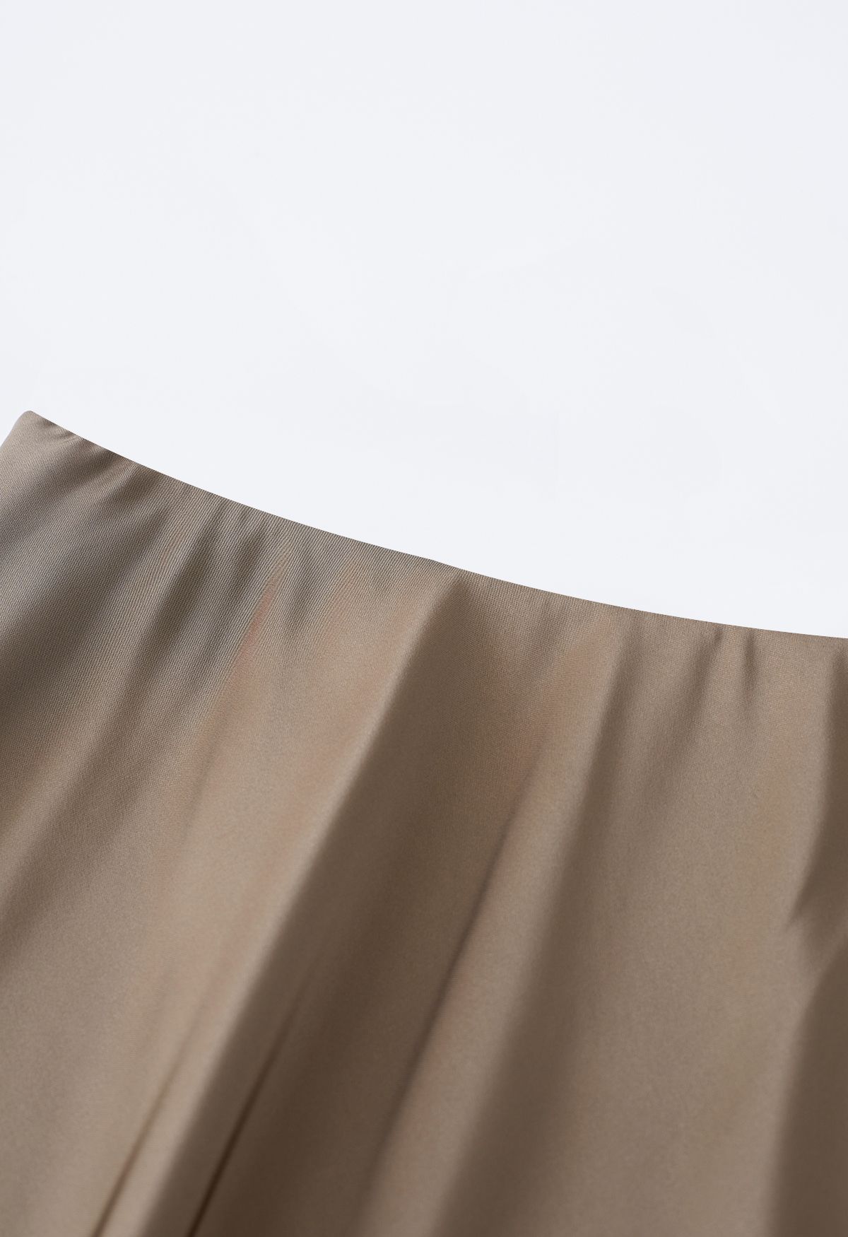 Falda larga de raso con dobladillo ventilado en tostado