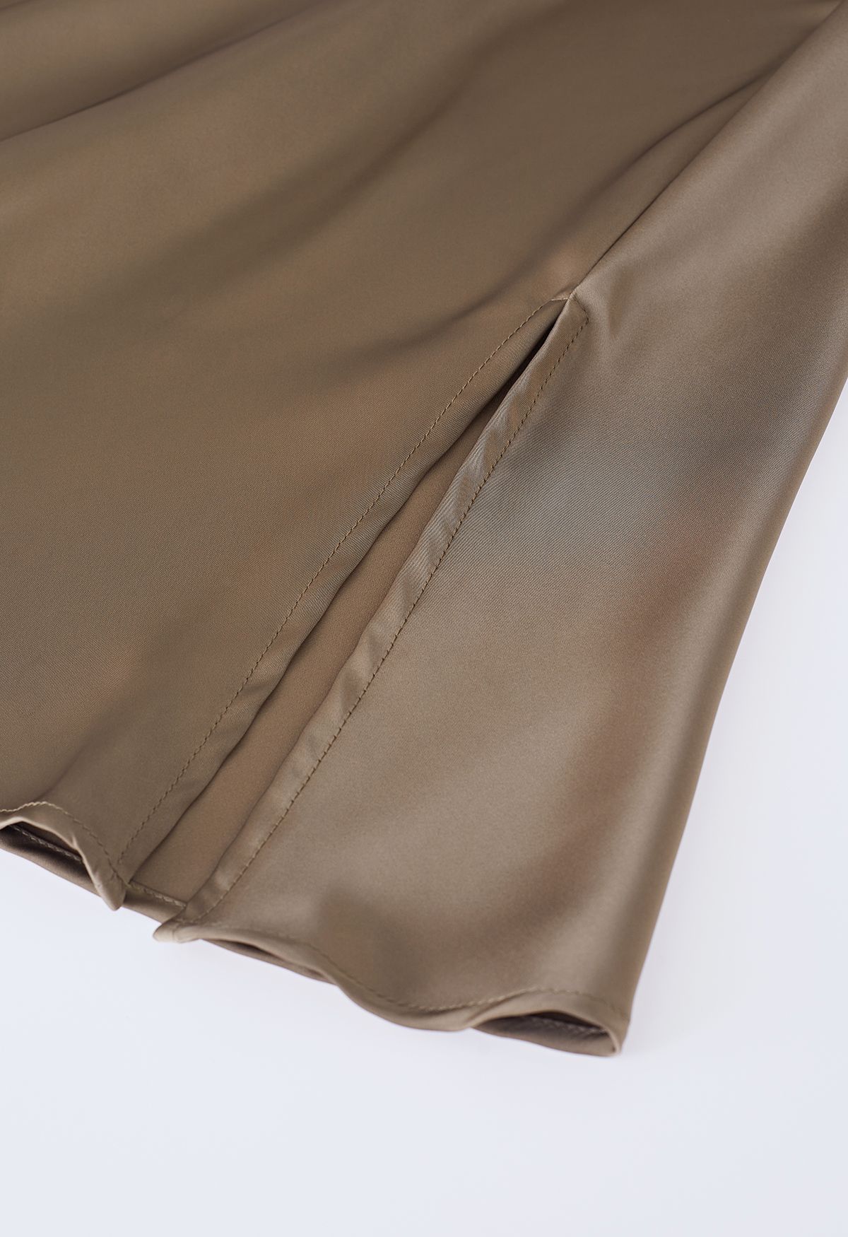 Falda larga de raso con dobladillo ventilado en tostado