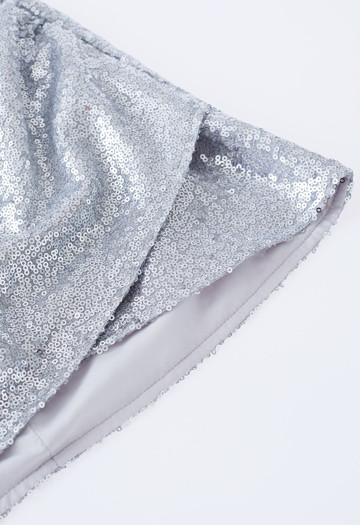 Minifalda con pliegues laterales con lentejuelas brillantes en plateado