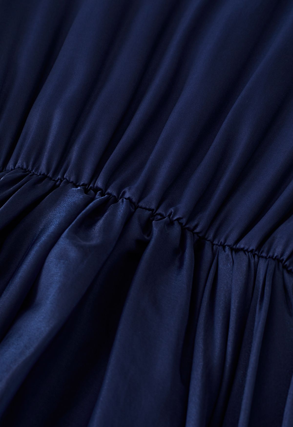 Precioso vestido con volantes de malla transparente con cuello de lazo en azul marino