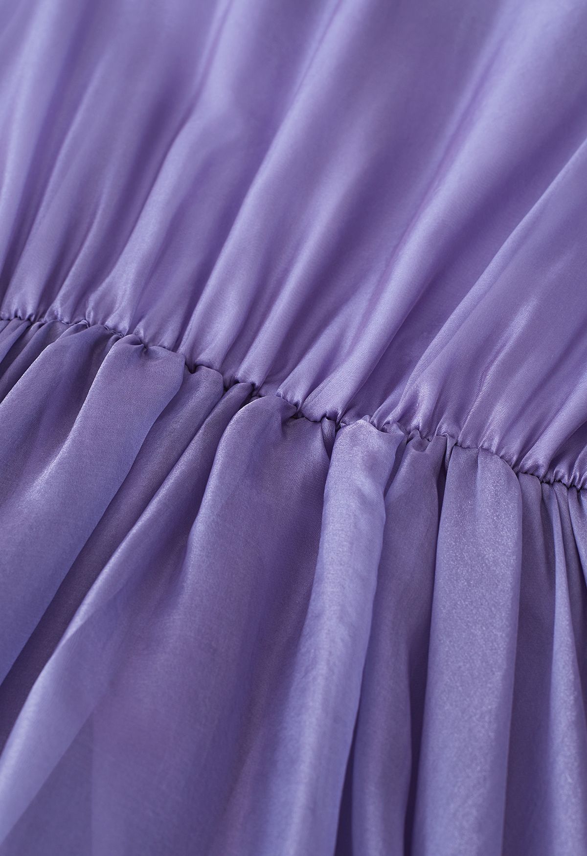 Precioso vestido con volantes de malla transparente con cuello de lazo en lila