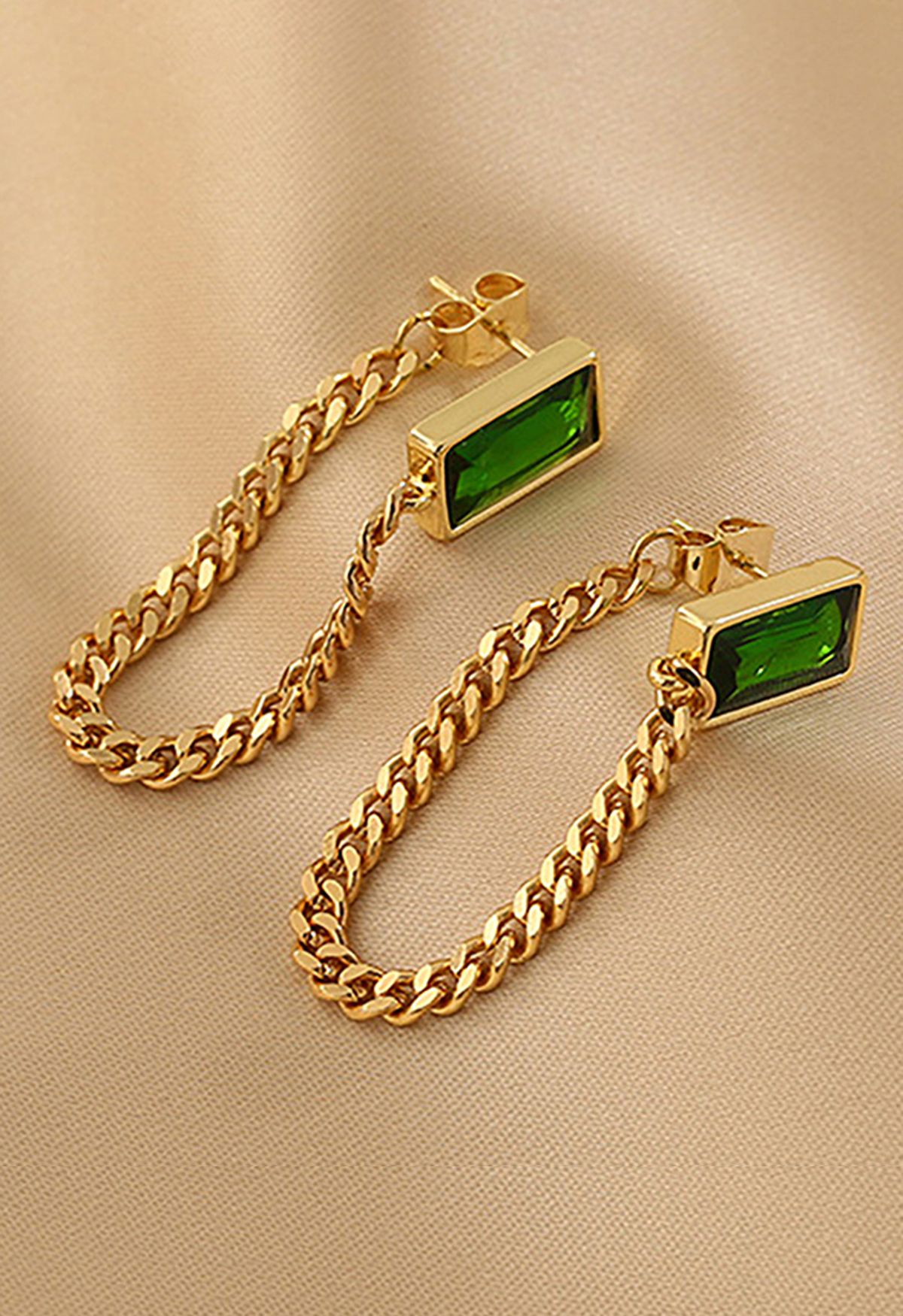 Aretes colgantes de cadena dorada de talla esmeralda
