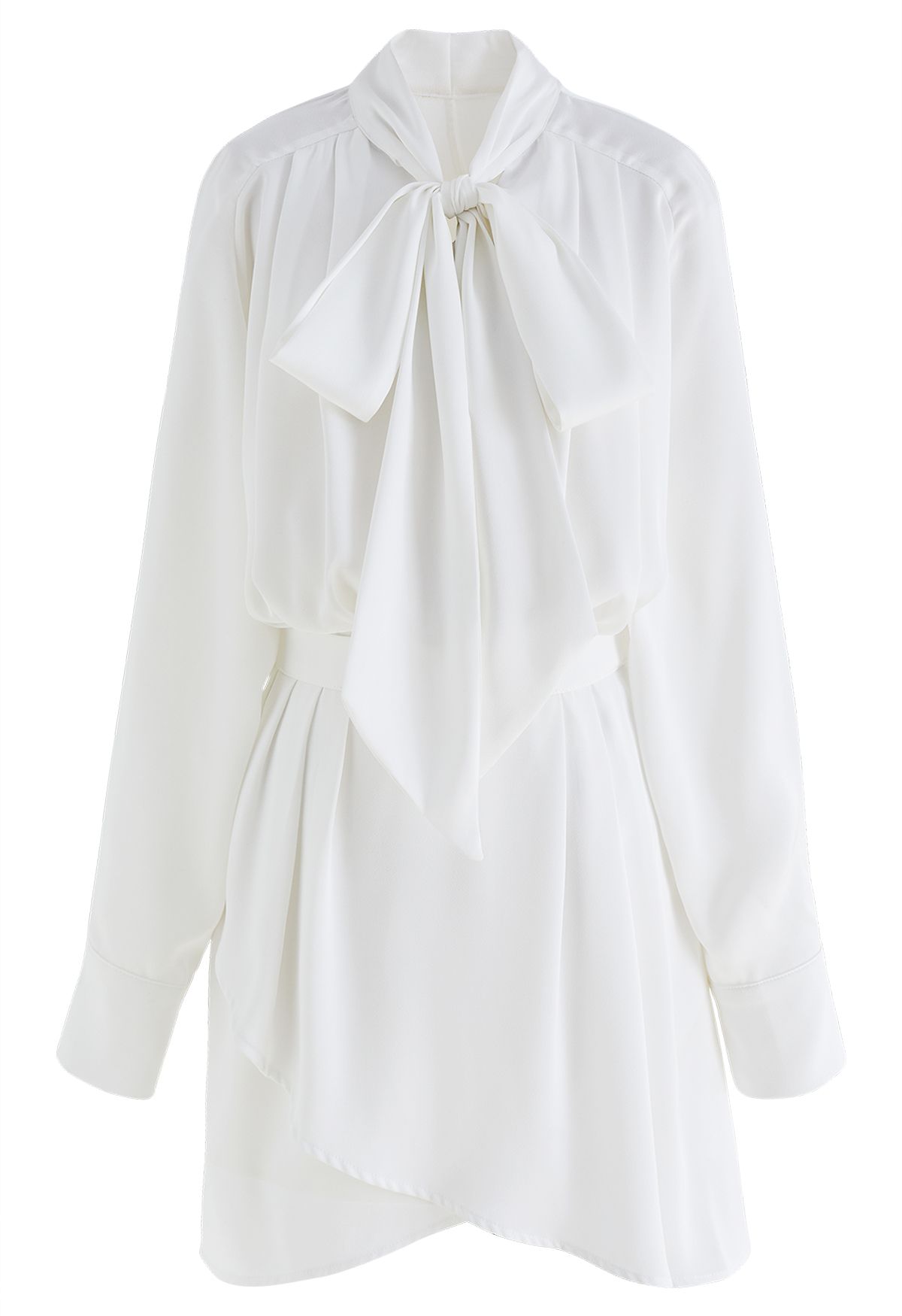 Vestido de satén plisado con escote de lazo en blanco