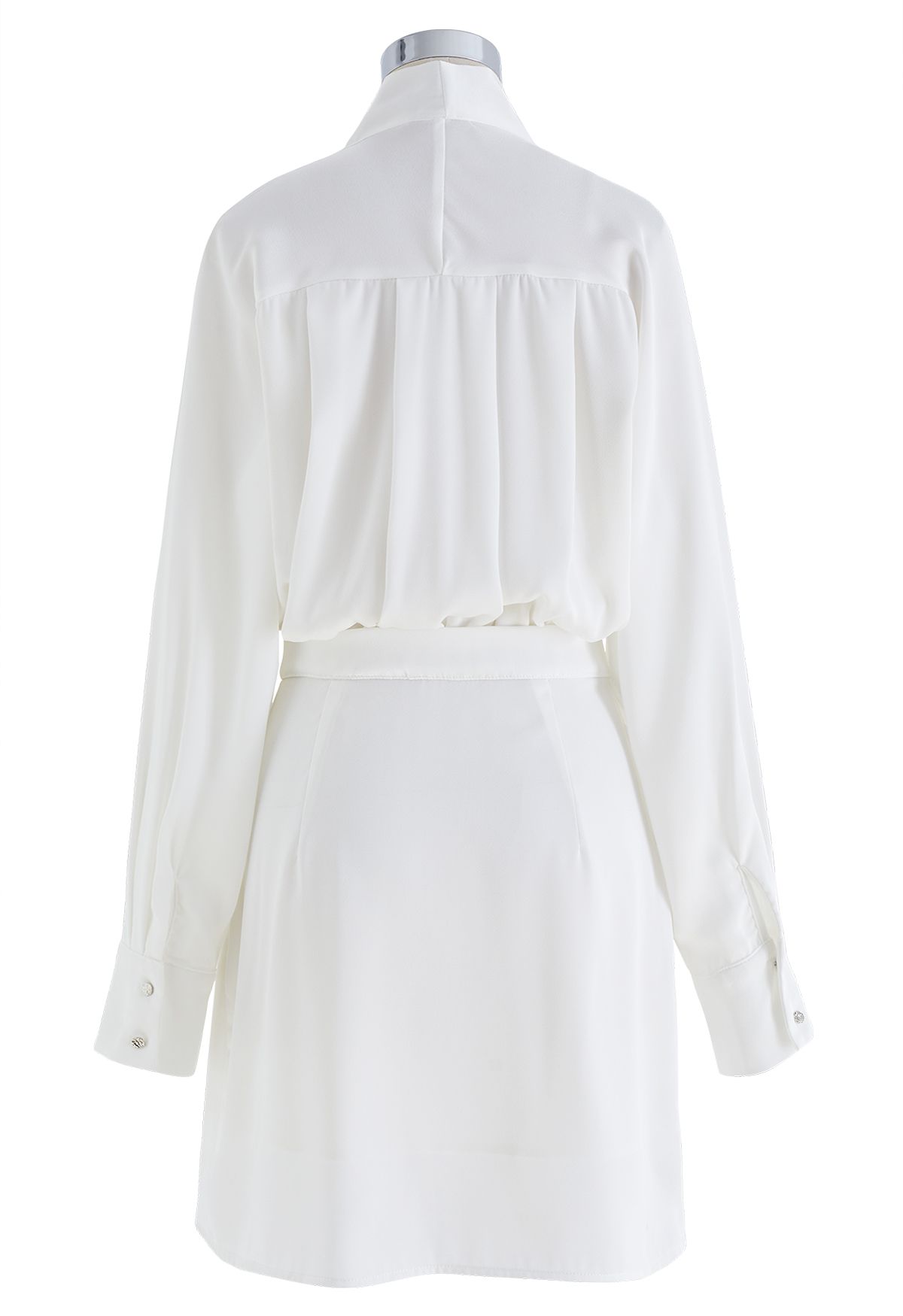Vestido de satén plisado con escote de lazo en blanco