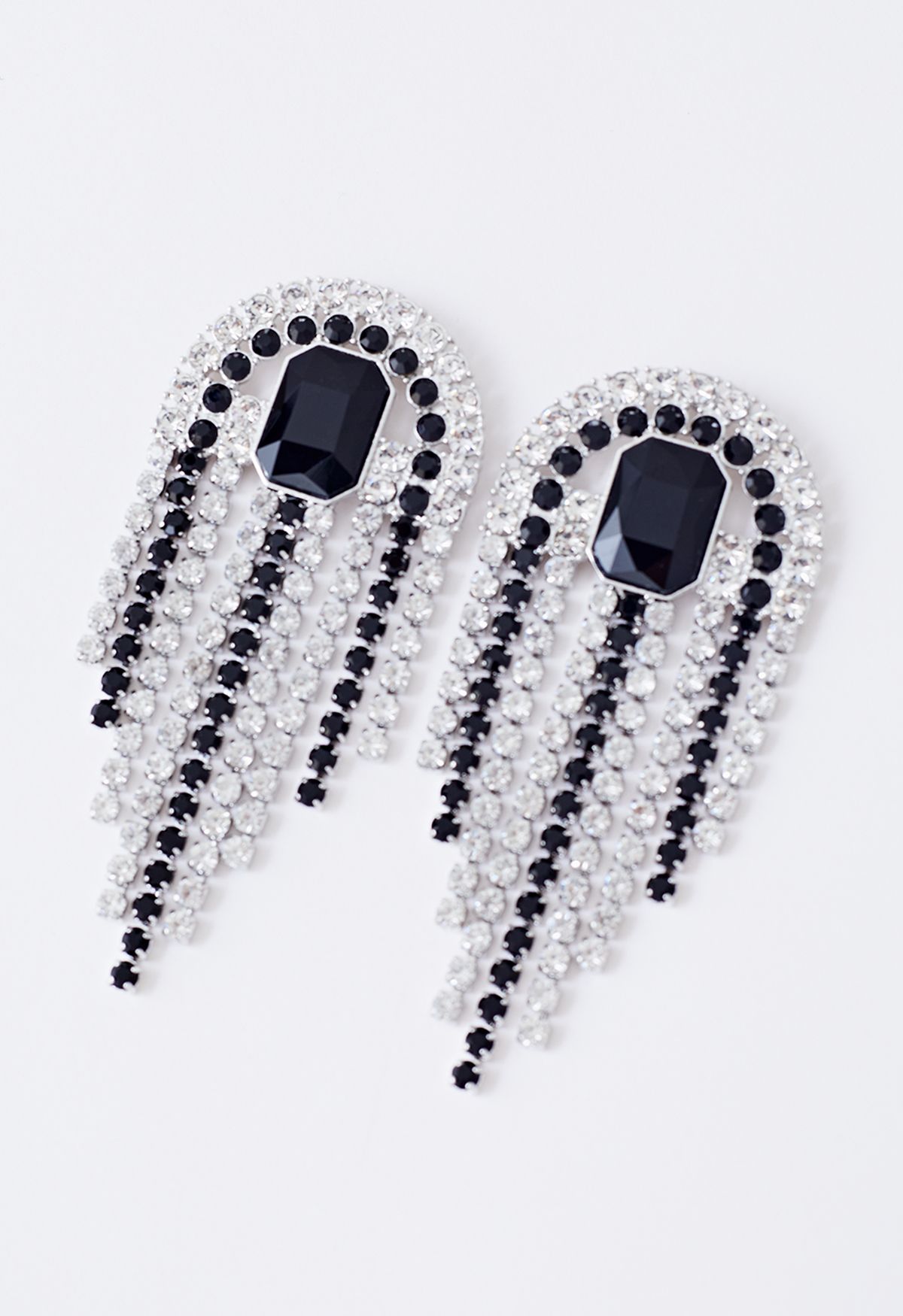 Aretes de borla con gema de diamantes de talla esmeralda en negro