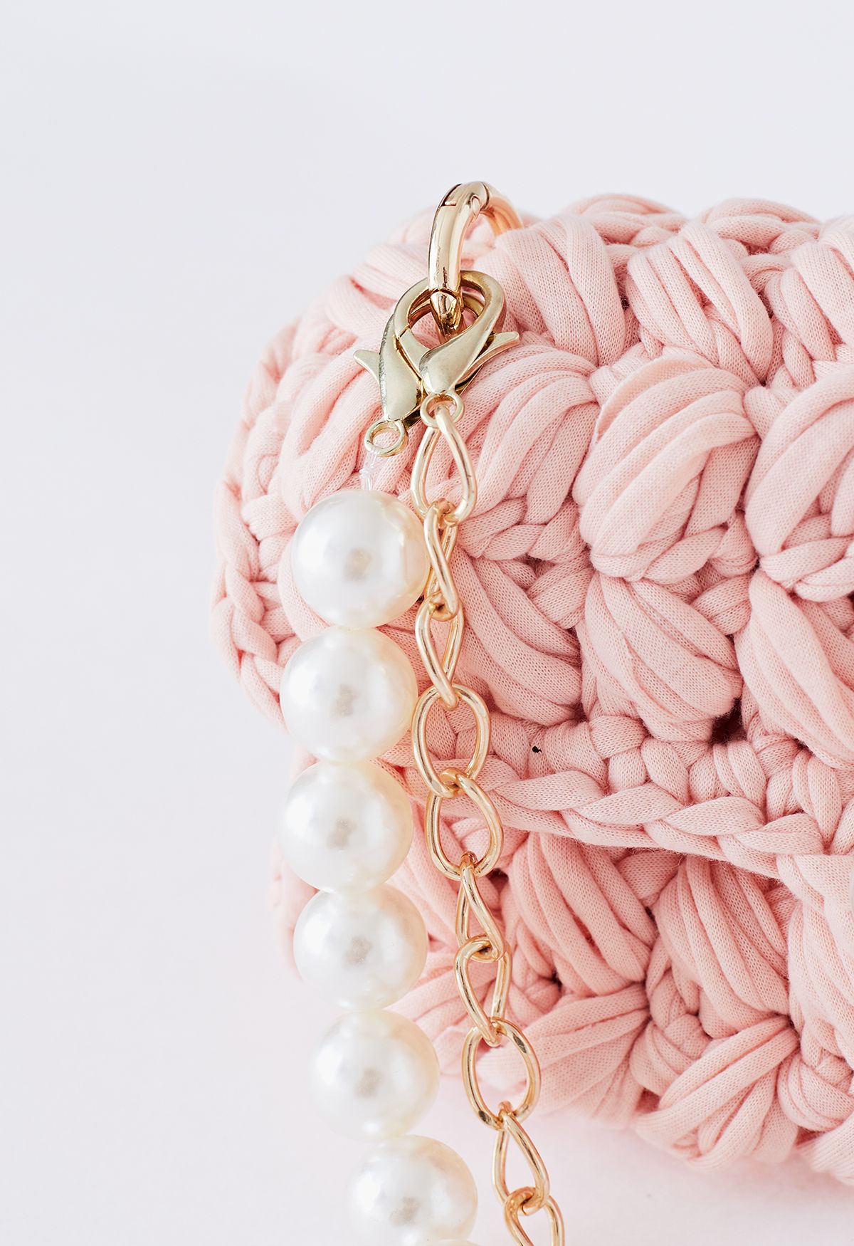 Minibolso de punto grueso trenzado con cadena de perlas en rosa