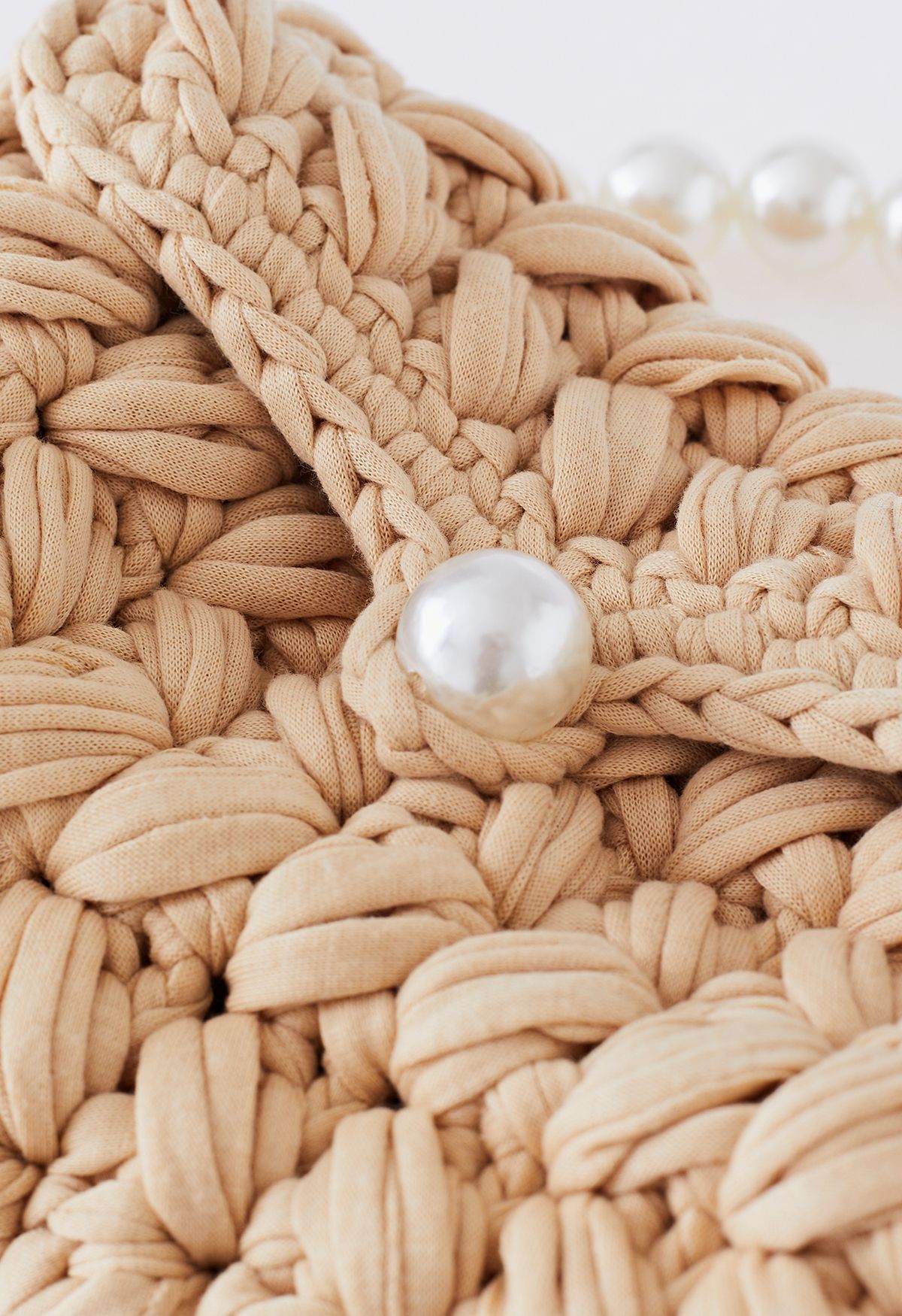 Minibolso de punto grueso trenzado con cadena de perlas en tostado