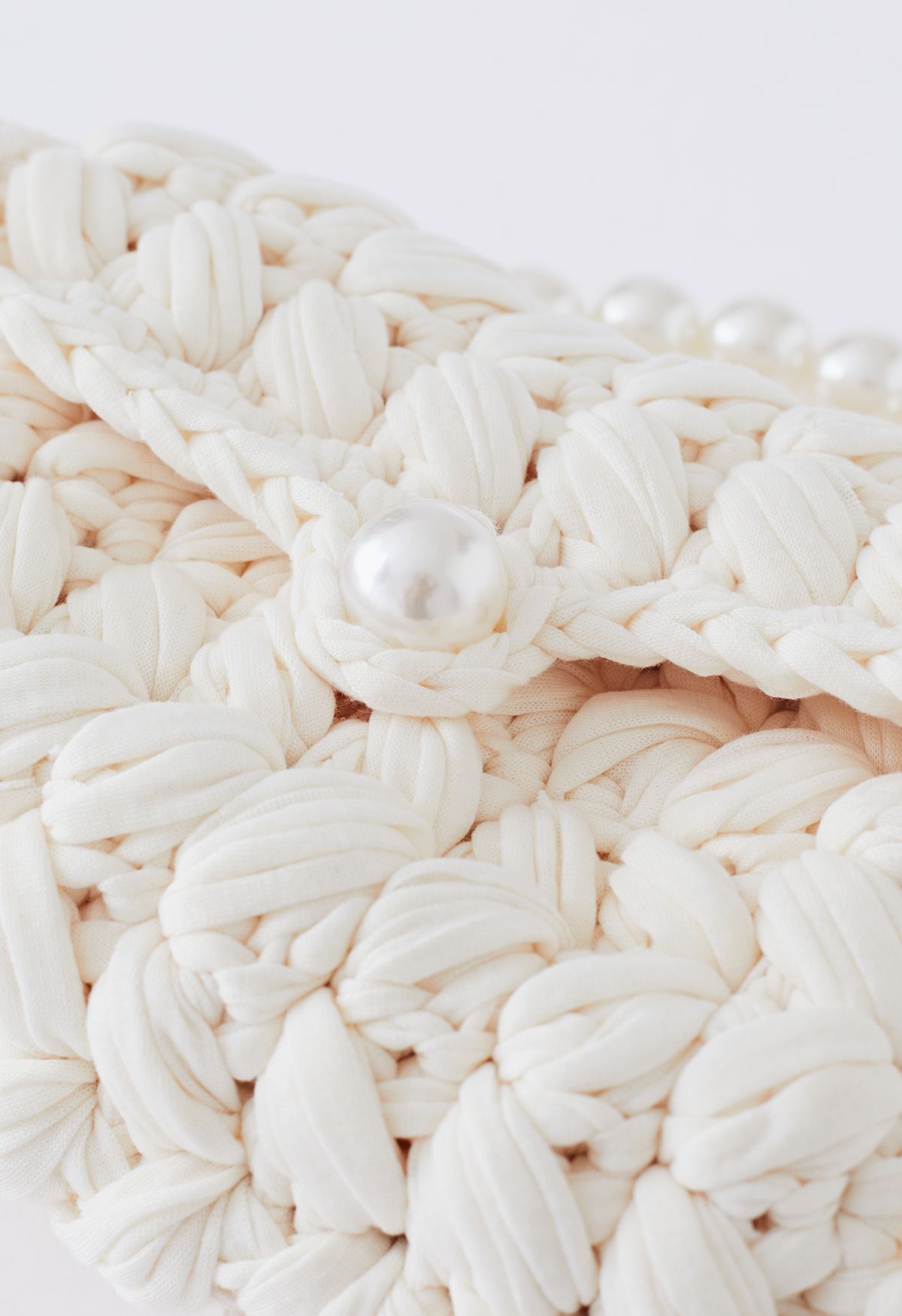 Minibolso de punto grueso trenzado con cadena de perlas en crema
