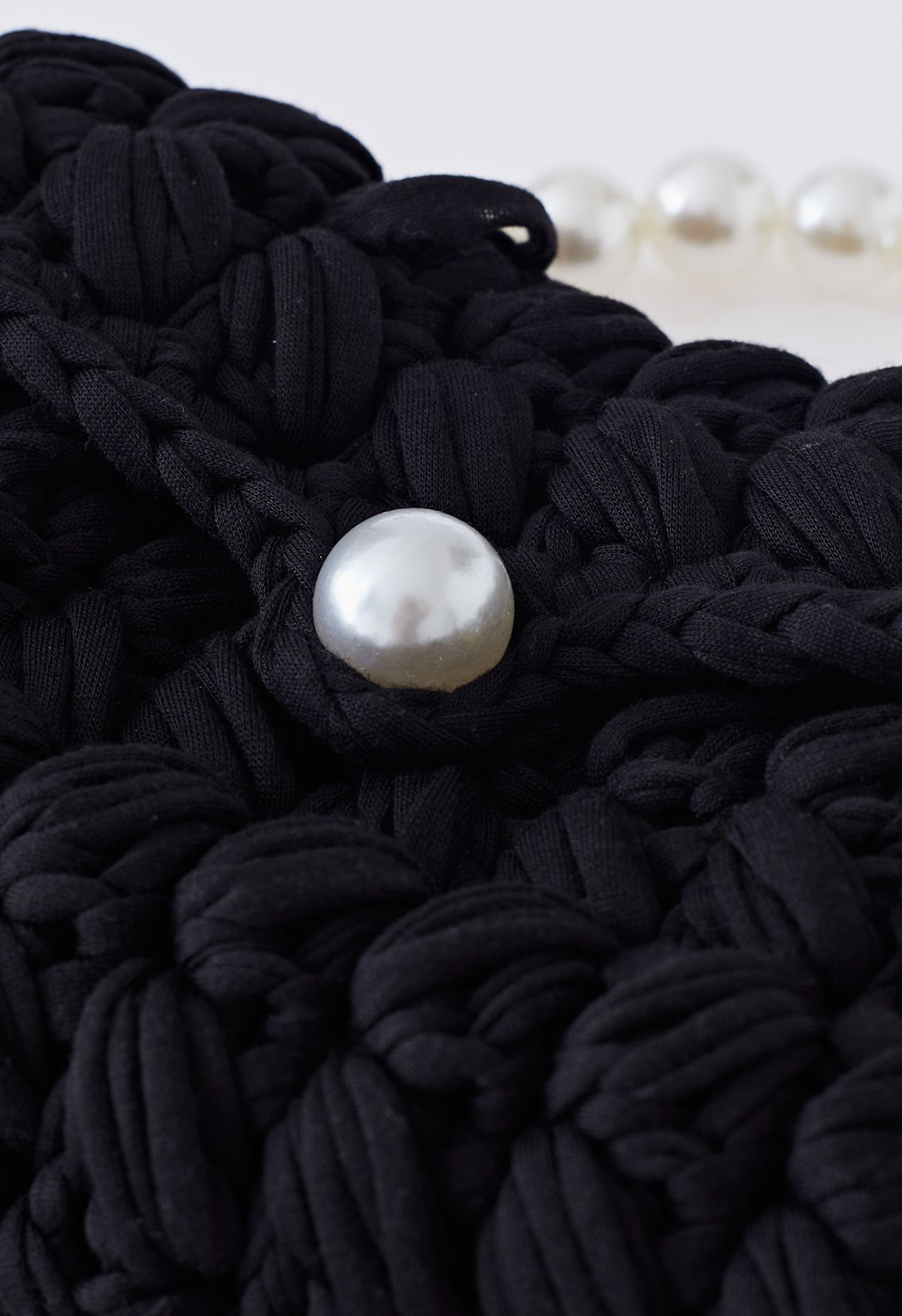 Minibolso de punto grueso trenzado con cadena de perlas en negro