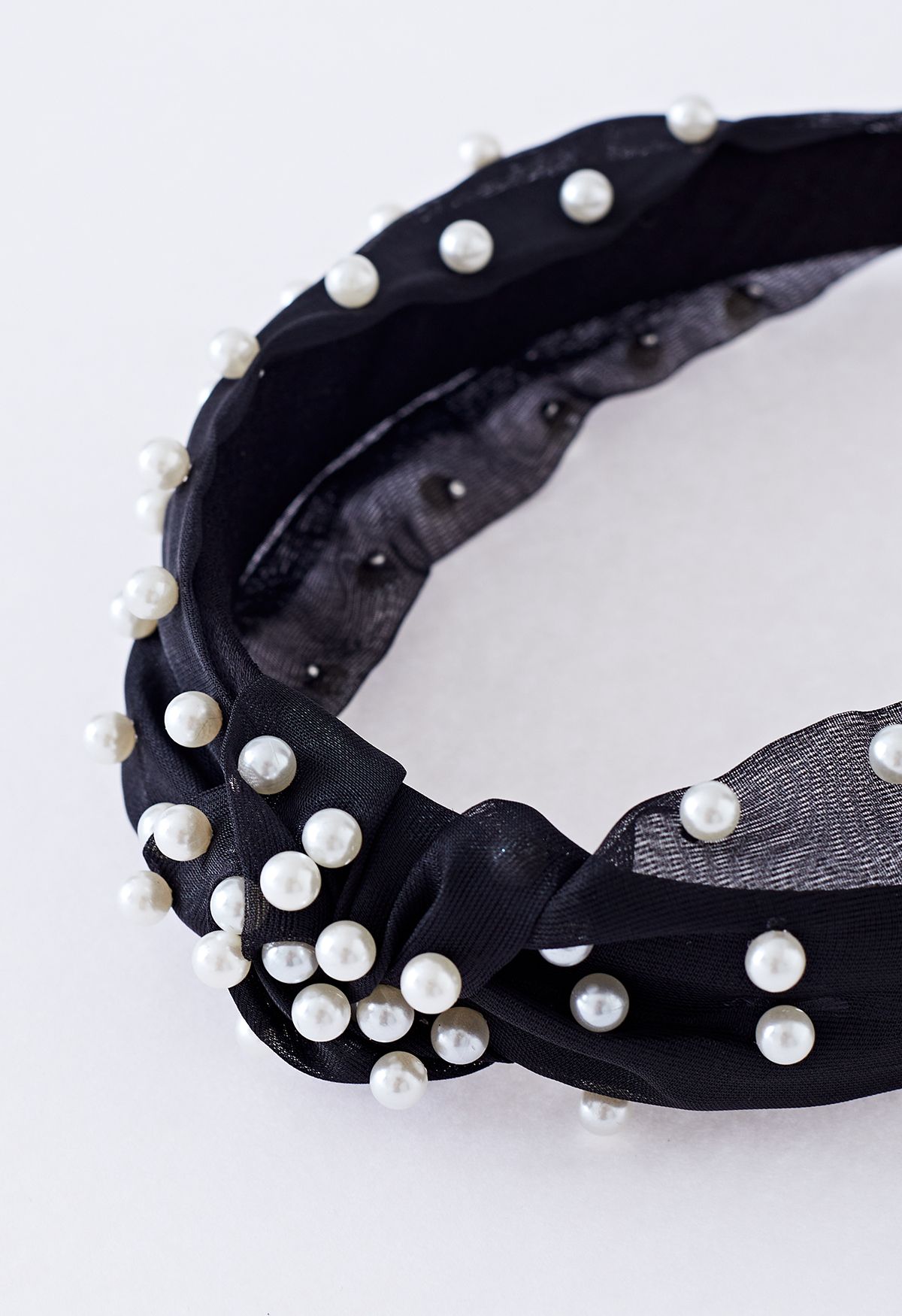 Diadema de organza retorcida con perlas en negro