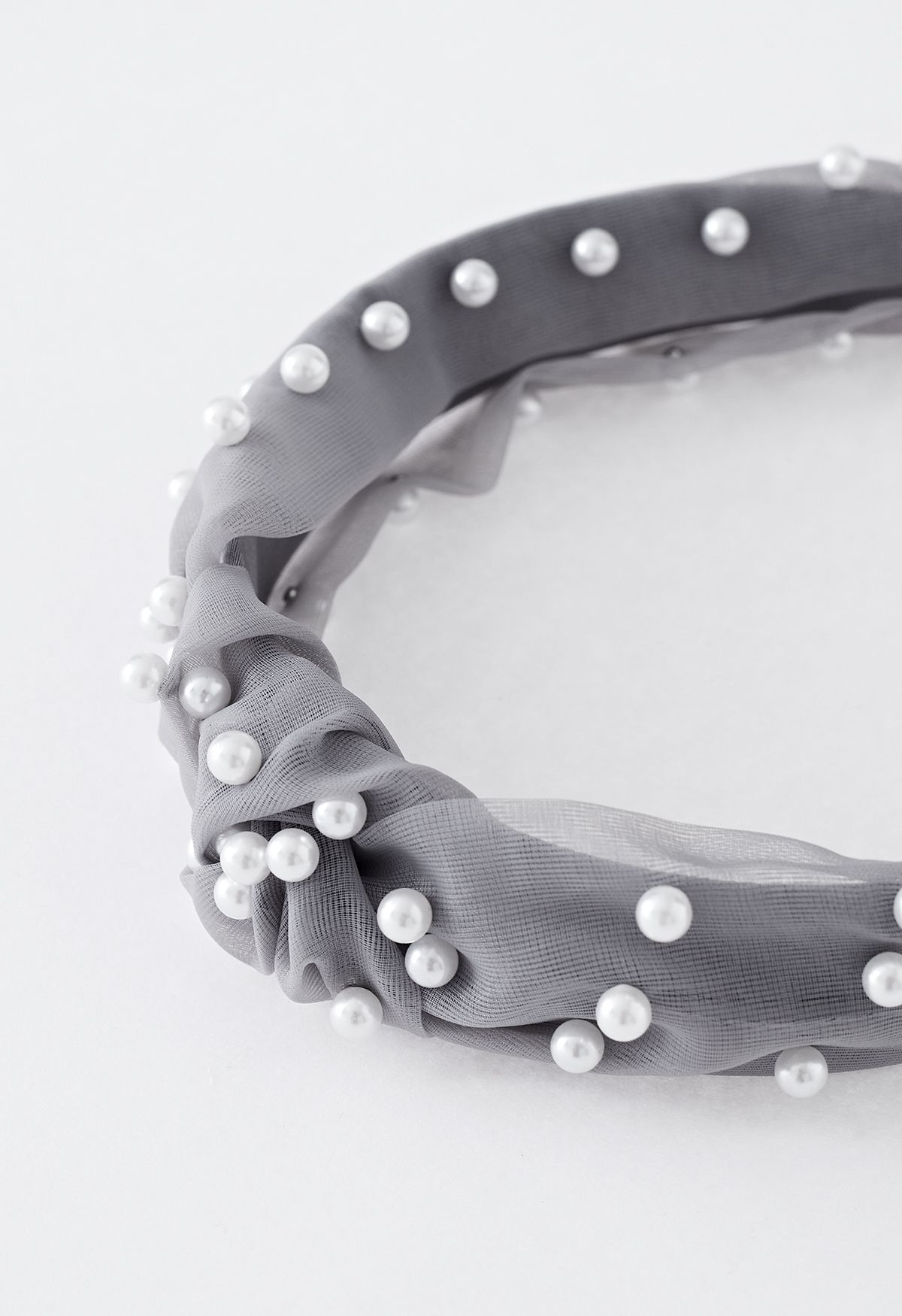 Diadema de organza retorcida con perlas en gris