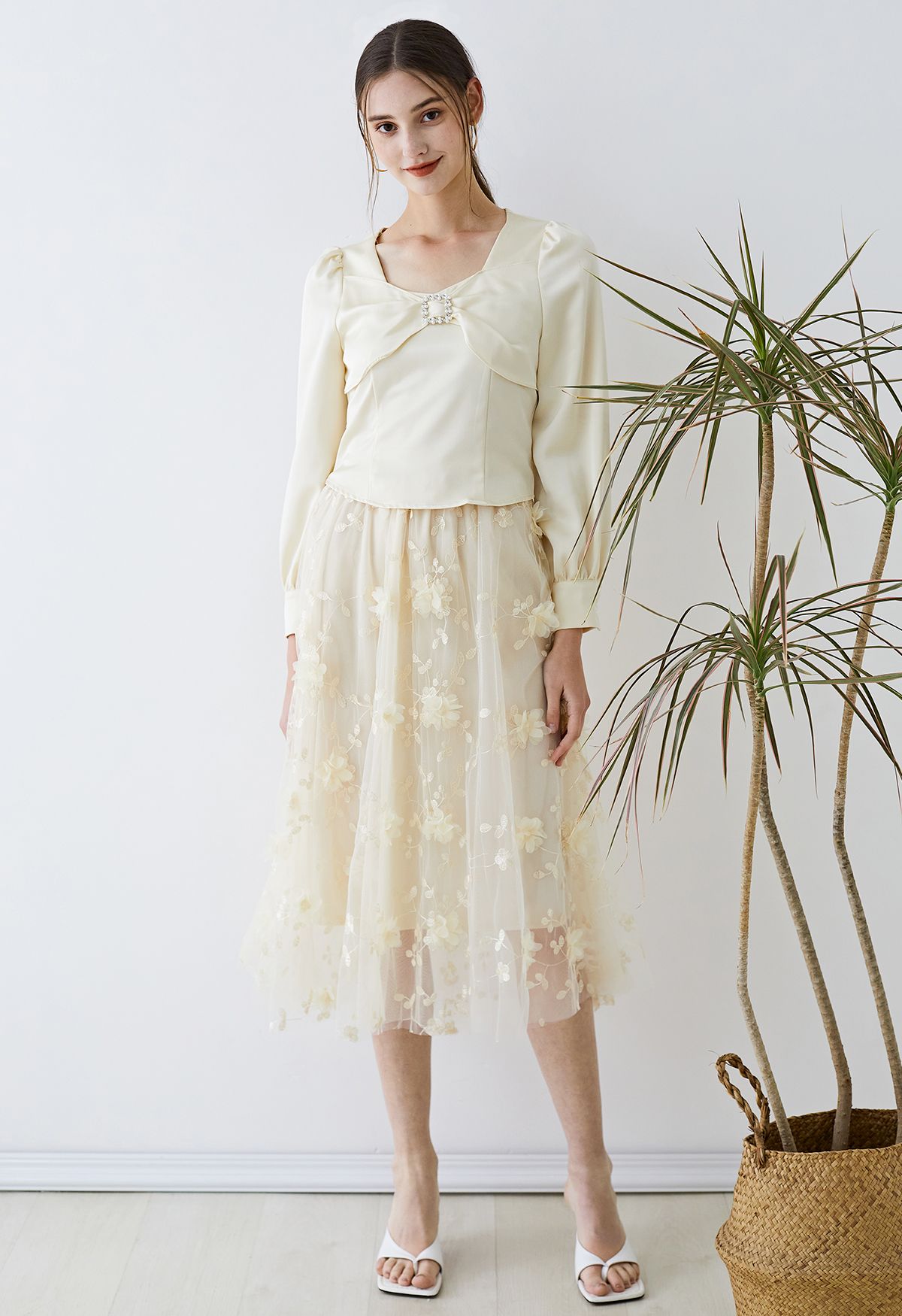 Falda midi de tul con bordado de flores de malla 3D en amarillo claro