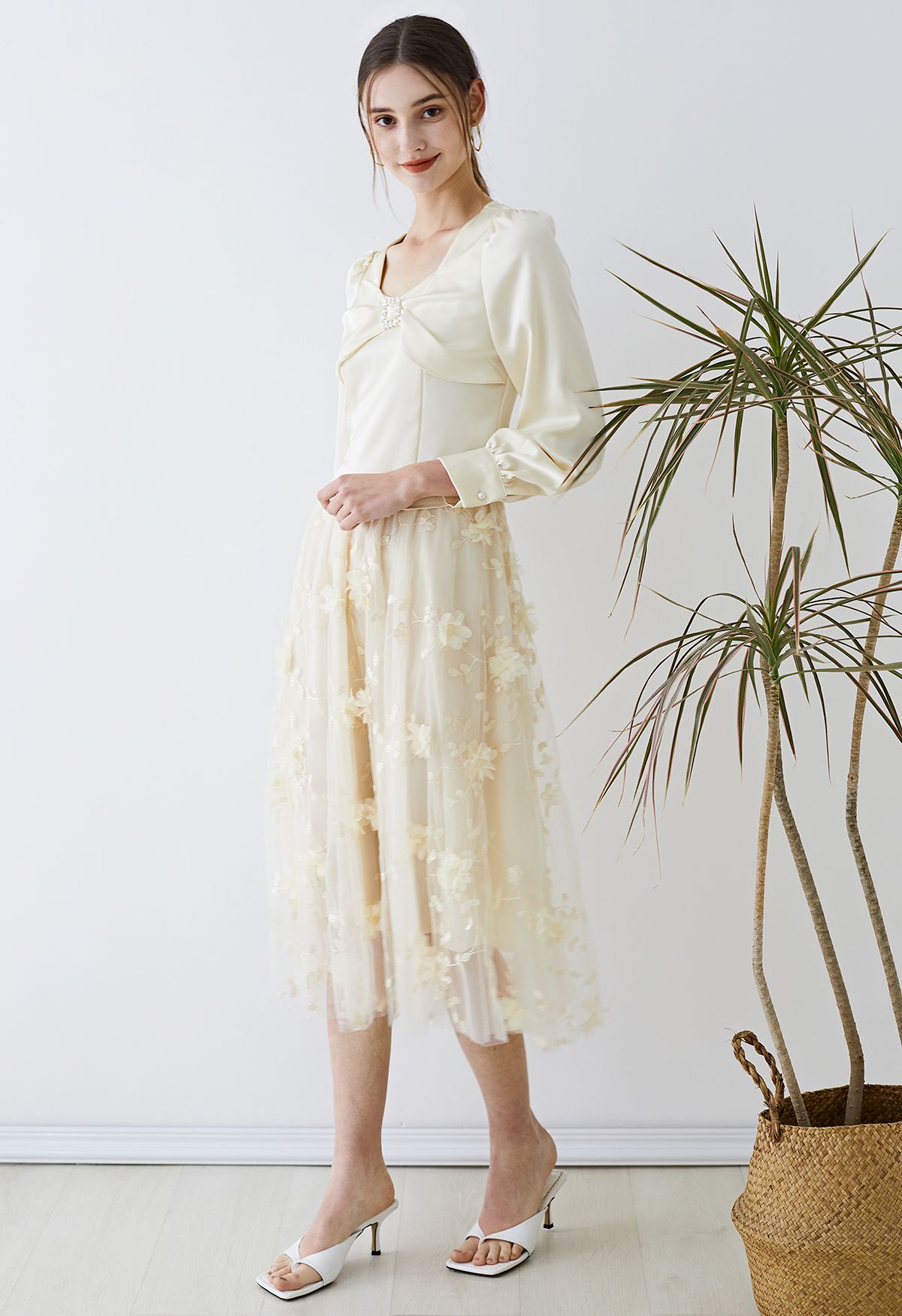 Falda midi de tul con bordado de flores de malla 3D en amarillo claro