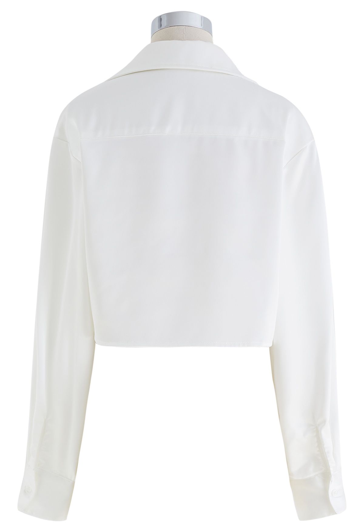 Camisa corta de satén con bolsillos retorcidos en blanco