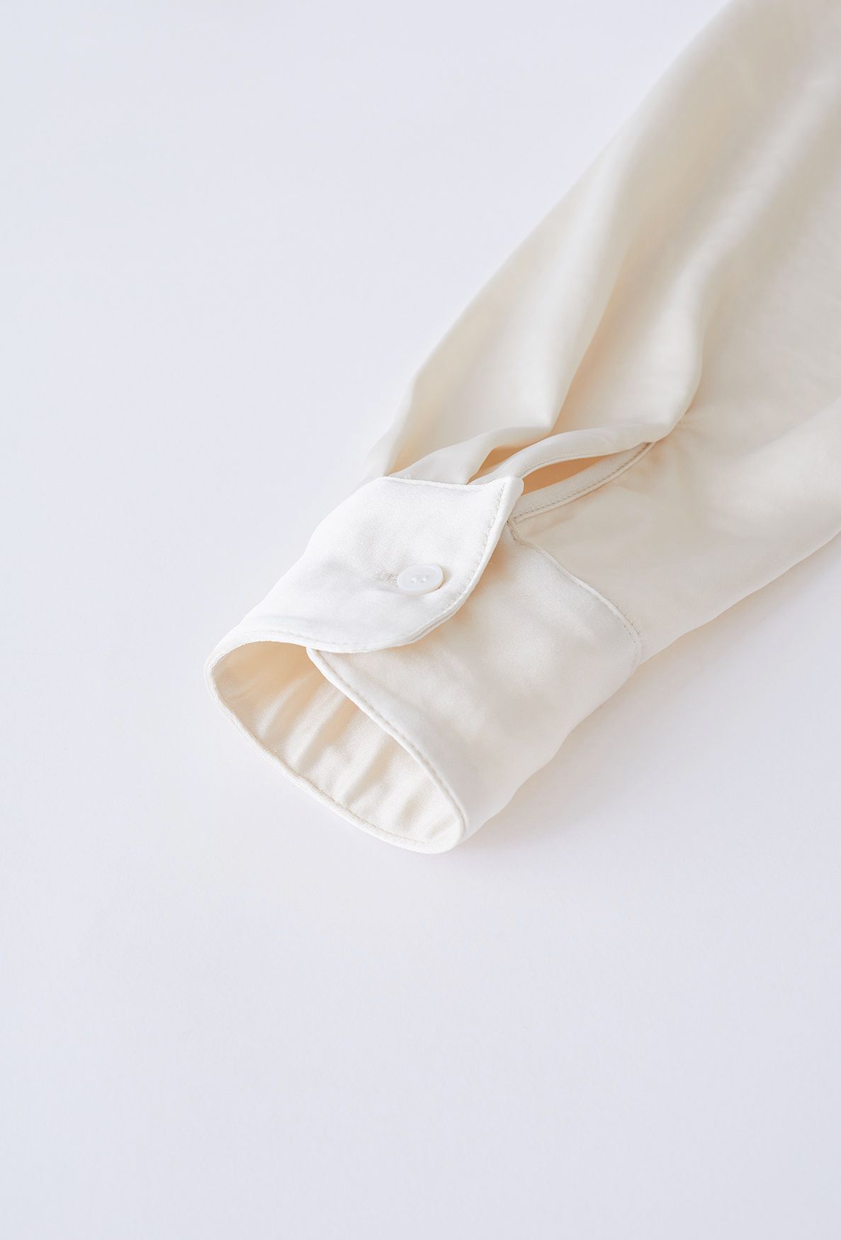 Camisa corta de satén con bolsillos retorcidos en color crema