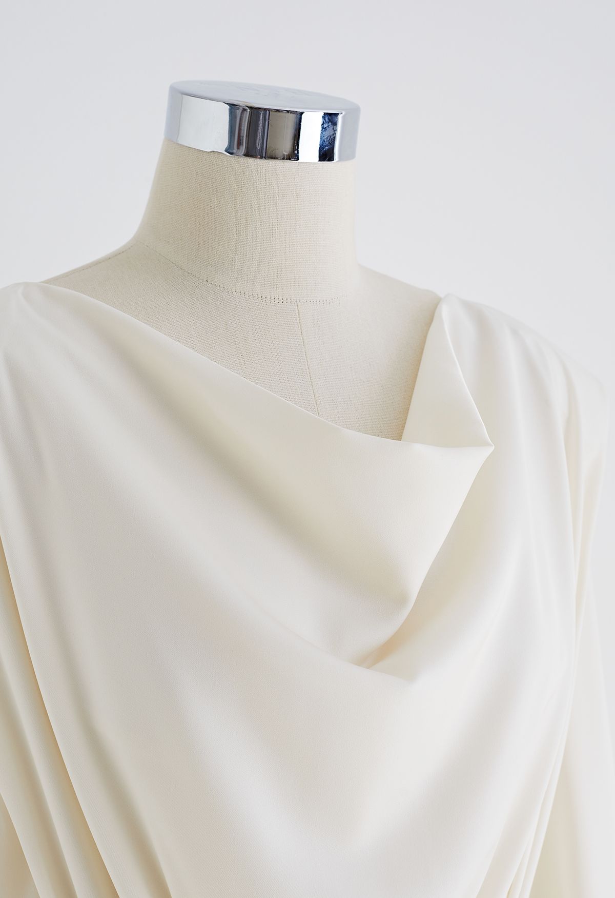 Vestido de satén fruncido con cuello vuelto y hombros acolchados en color crema