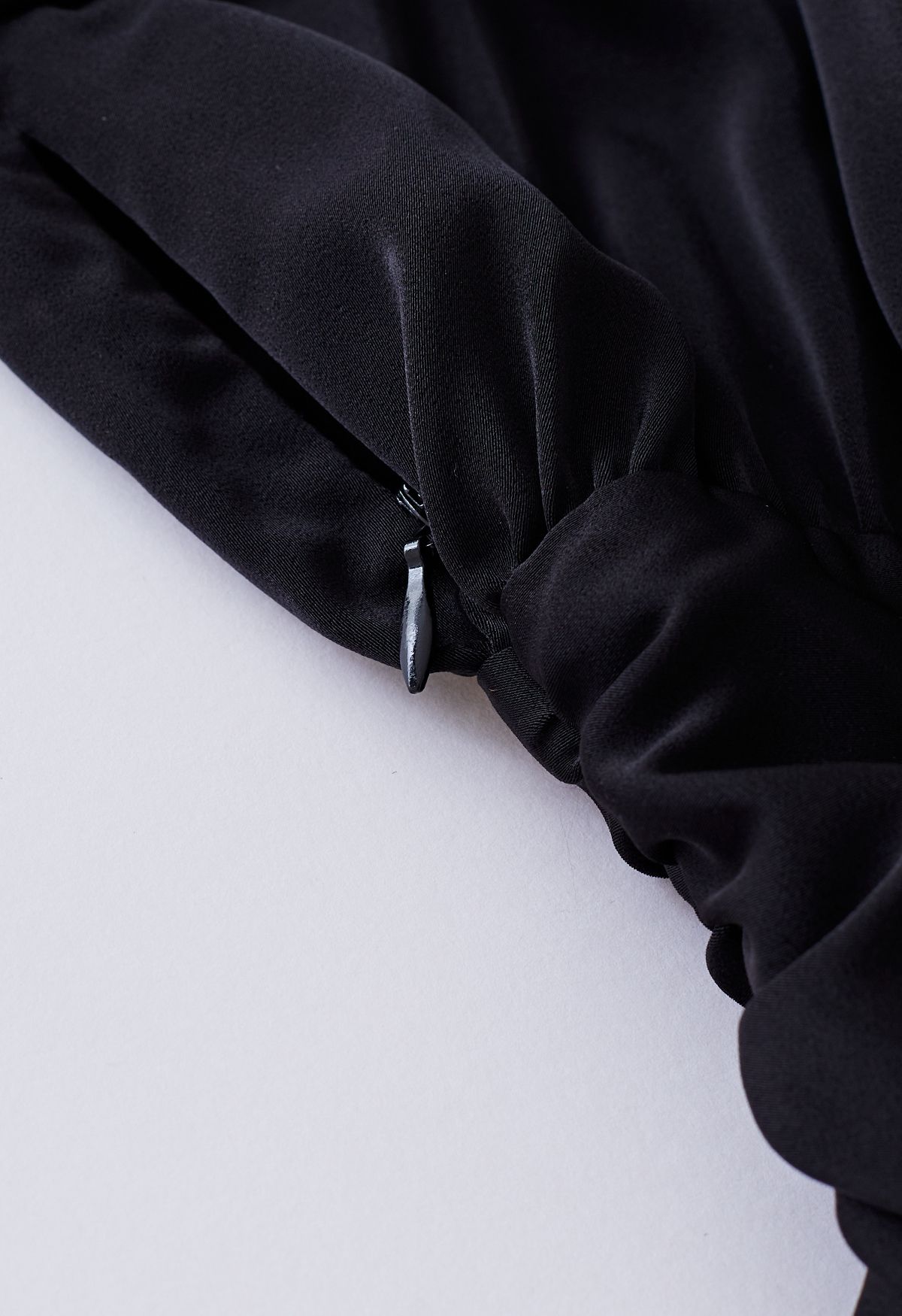 Vestido de satén fruncido con cuello vuelto y hombros acolchados en negro