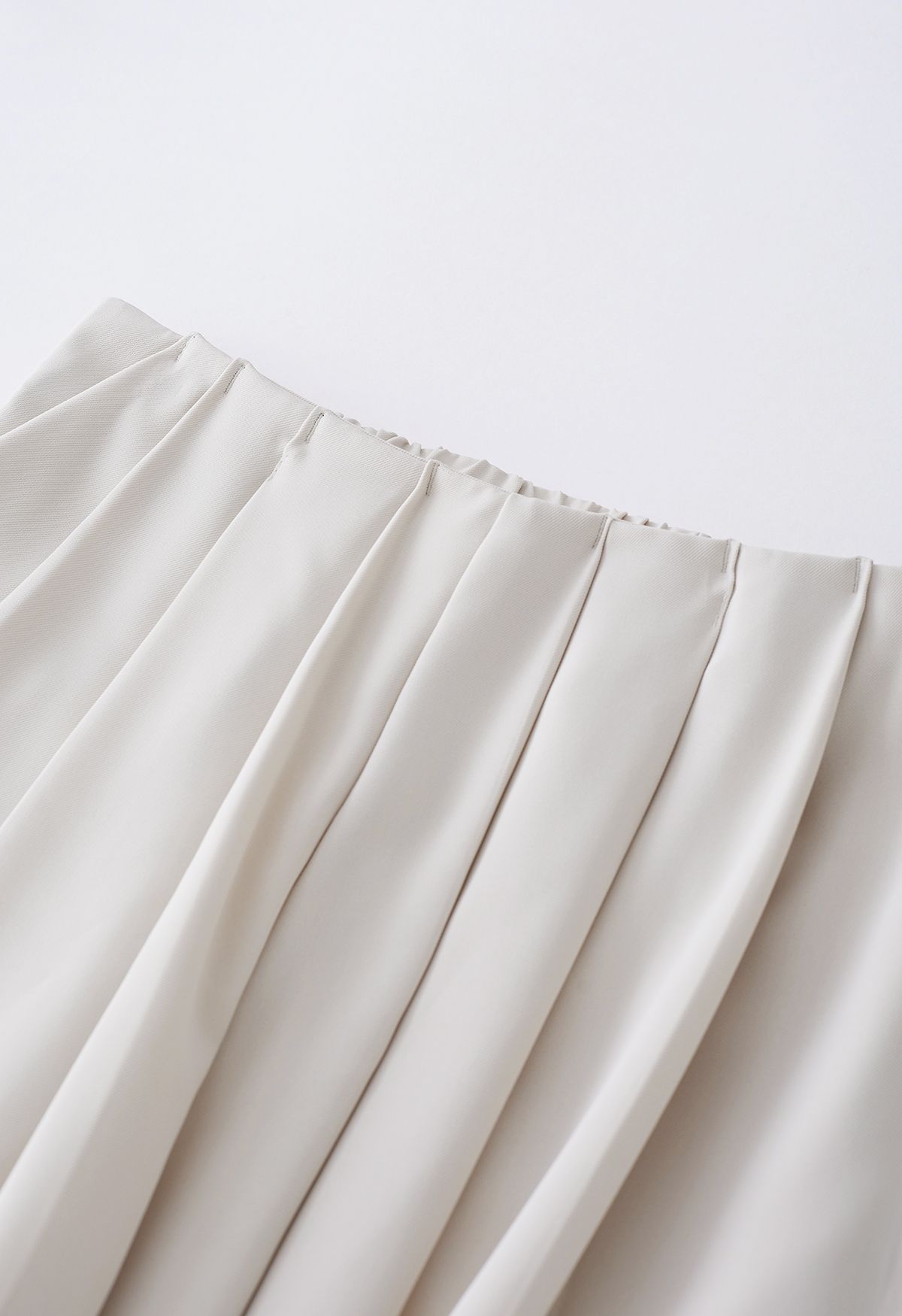 Pantalones de pernera ancha con pliegues de fantasía en marfil