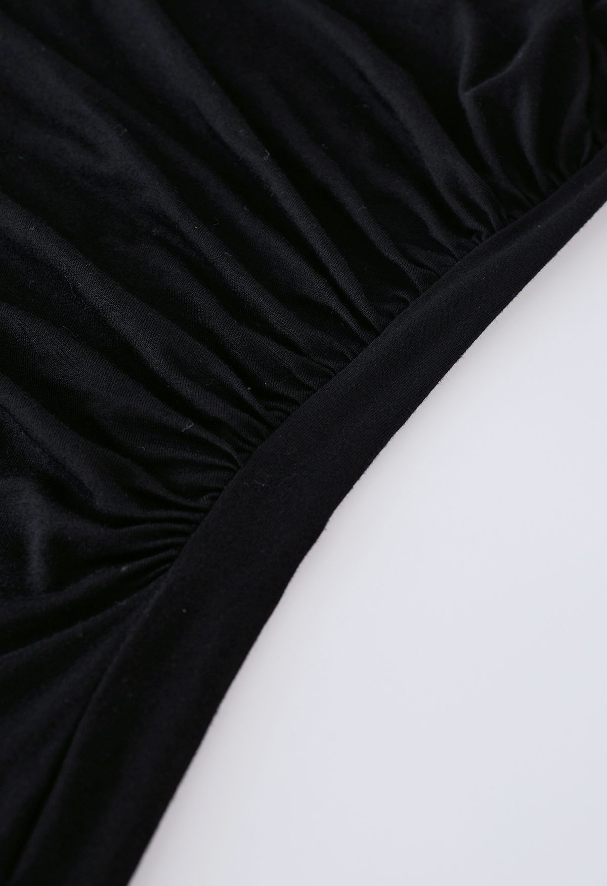 Top sin mangas con detalle fruncido en negro