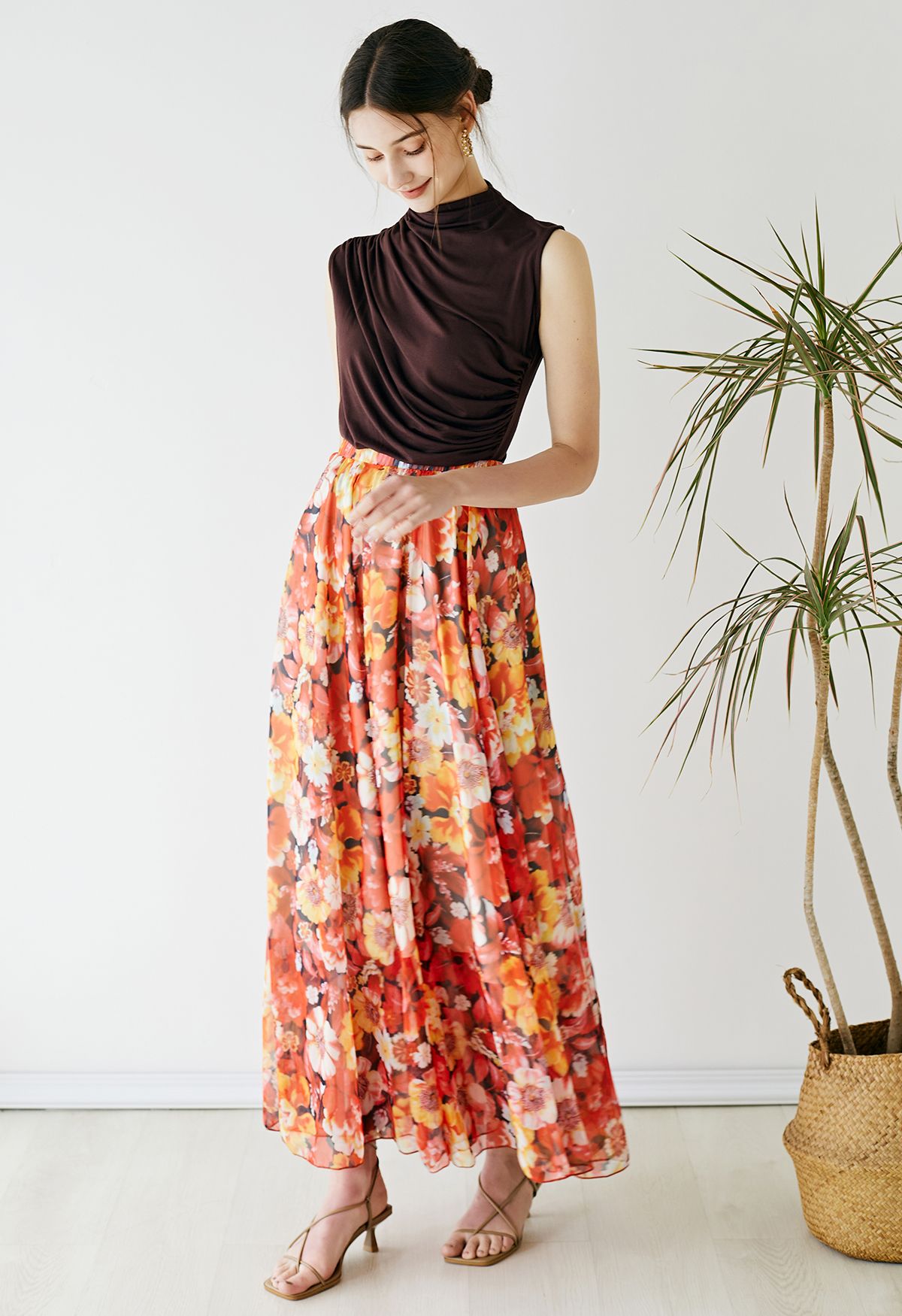 Falda larga de gasa con estampado de flores rojizas