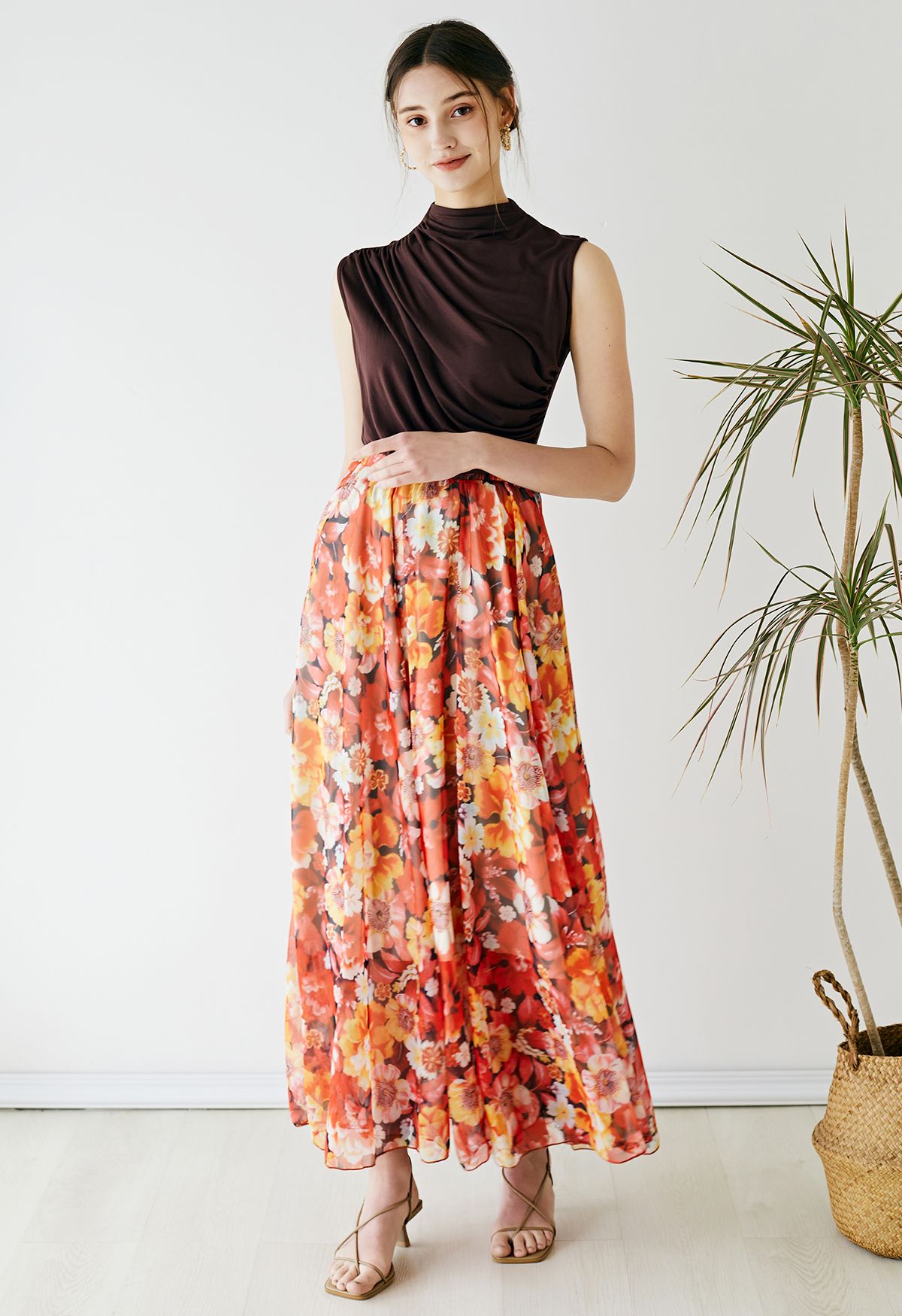 Falda larga de gasa con estampado de flores rojizas