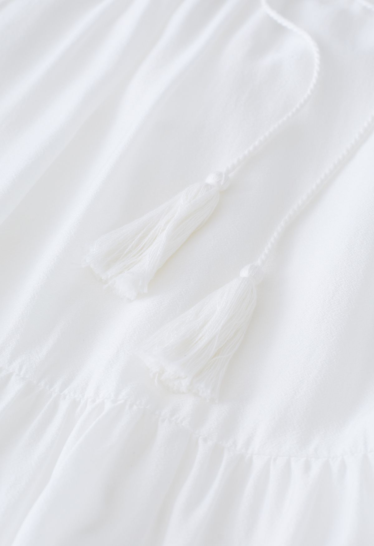 Hermosa diosa vestido blanco con mangas abullonadas
