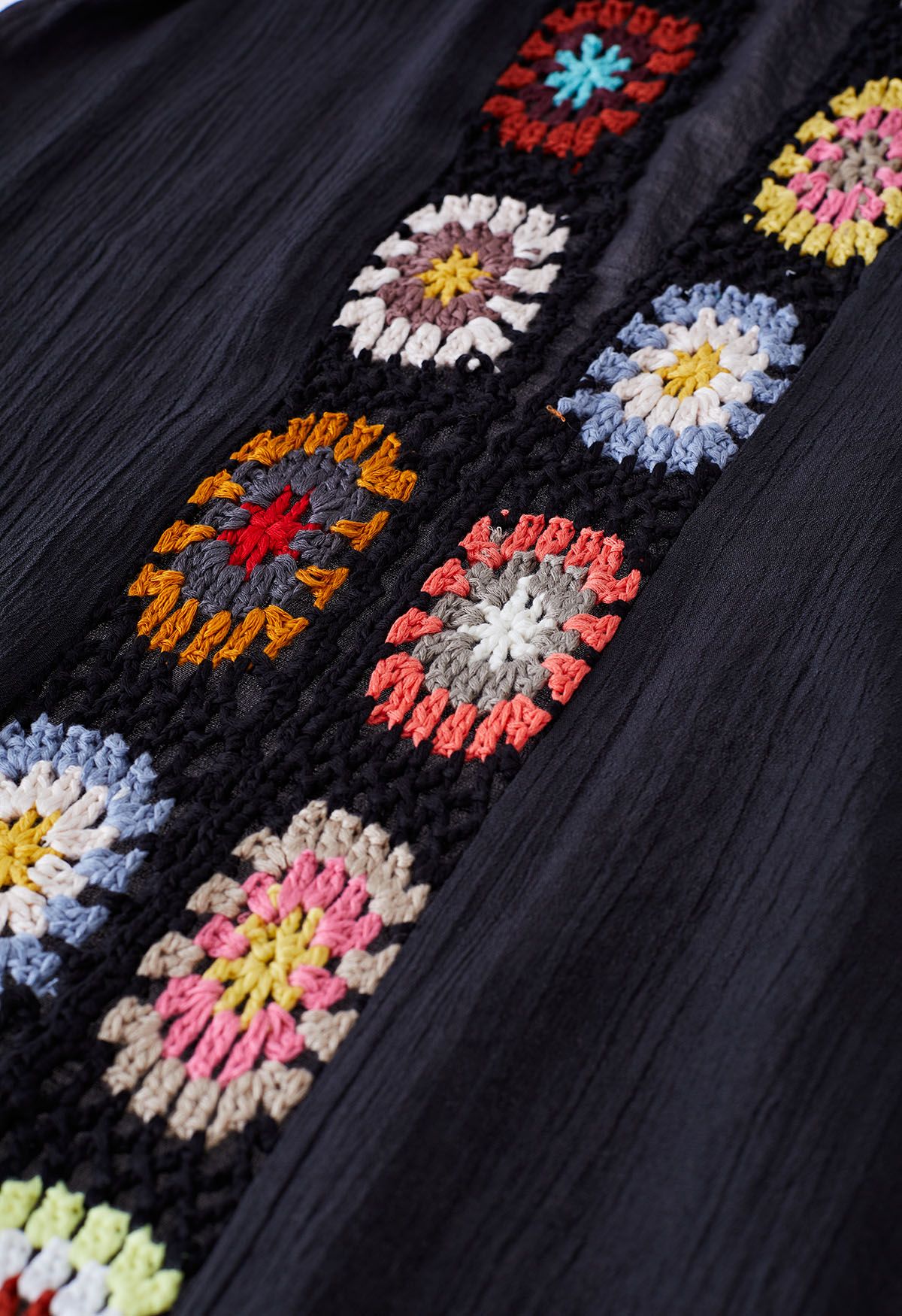 Kimono de borlas de ganchillo colorido en negro