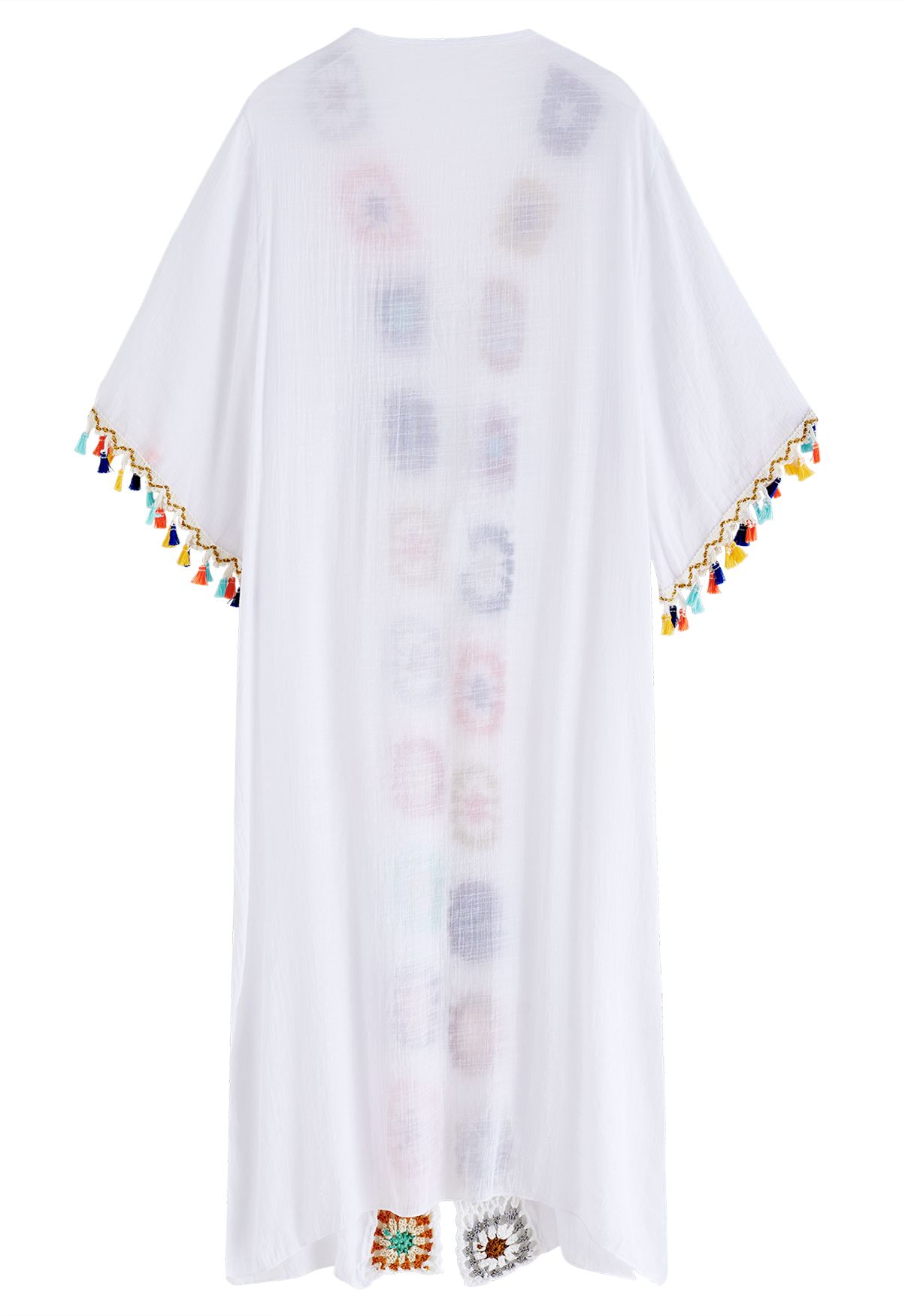 Kimono de borlas de ganchillo de colores en blanco